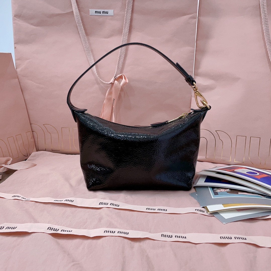 M1v M1v naplak patent leather pouch 14x18.5x10cm