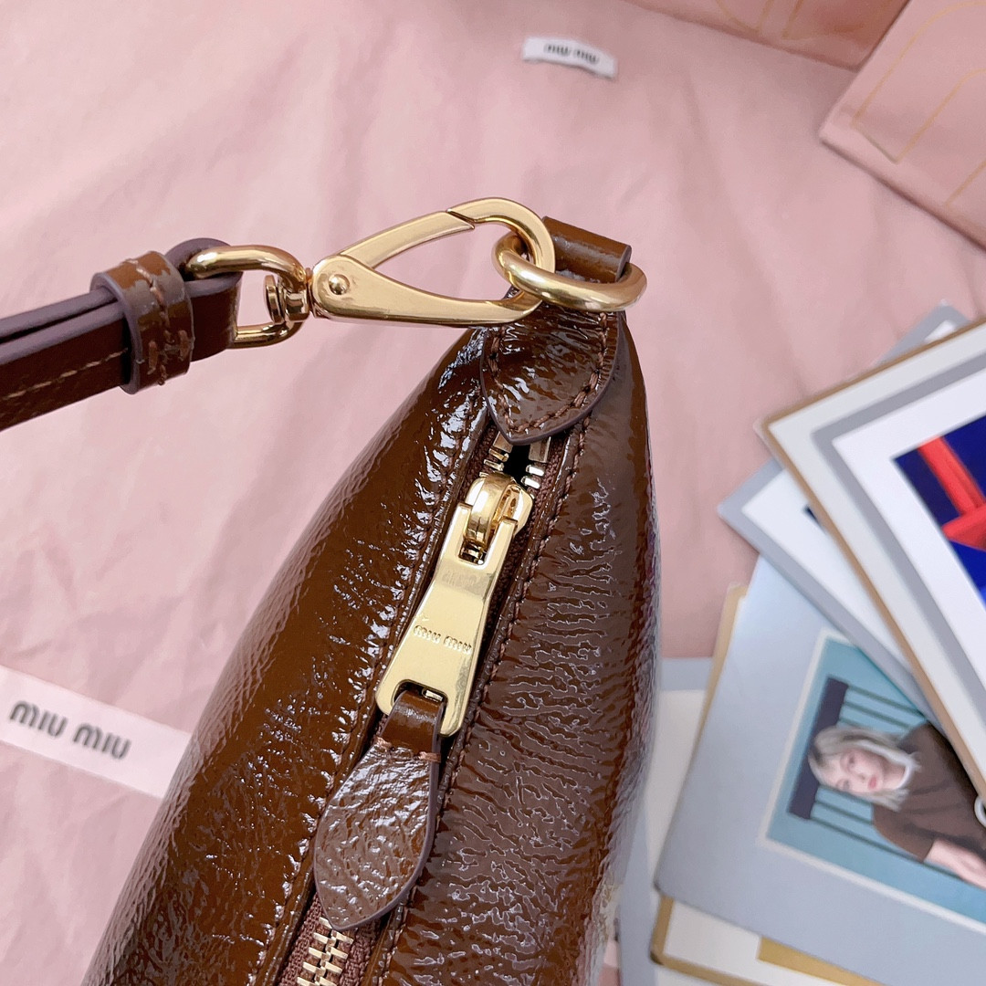 M1v M1v naplak patent leather pouch 14x18.5x10cm