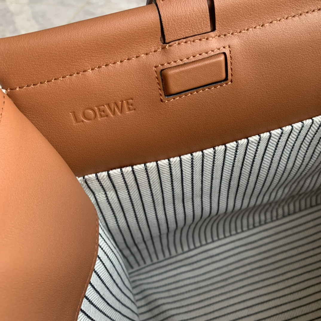 L0ew* cushion tot canvas and calfskin 35x27x19cm