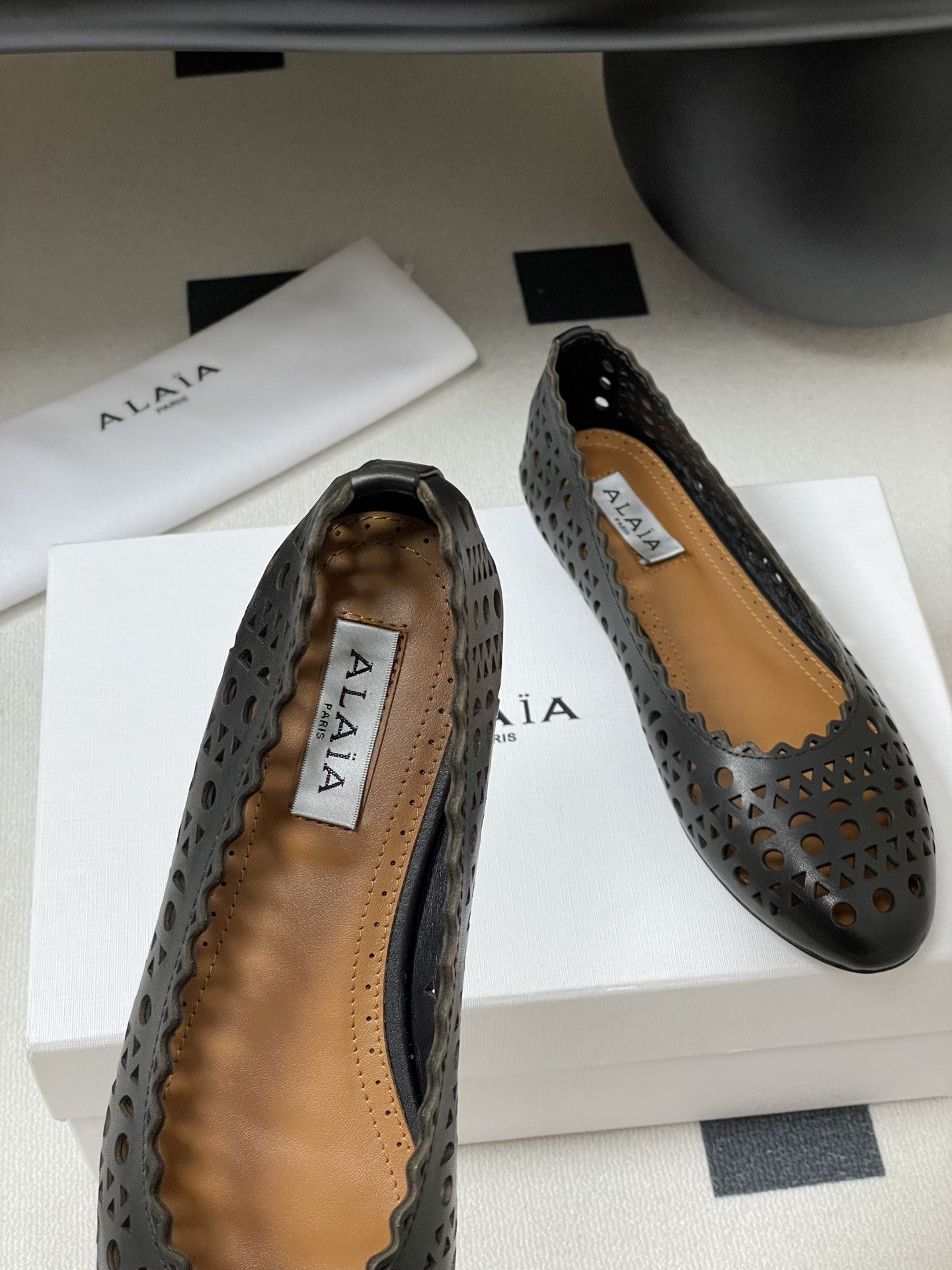 ua alaïa laser-cut leather ballet flats(cusT0mized size 7-10 days production time)