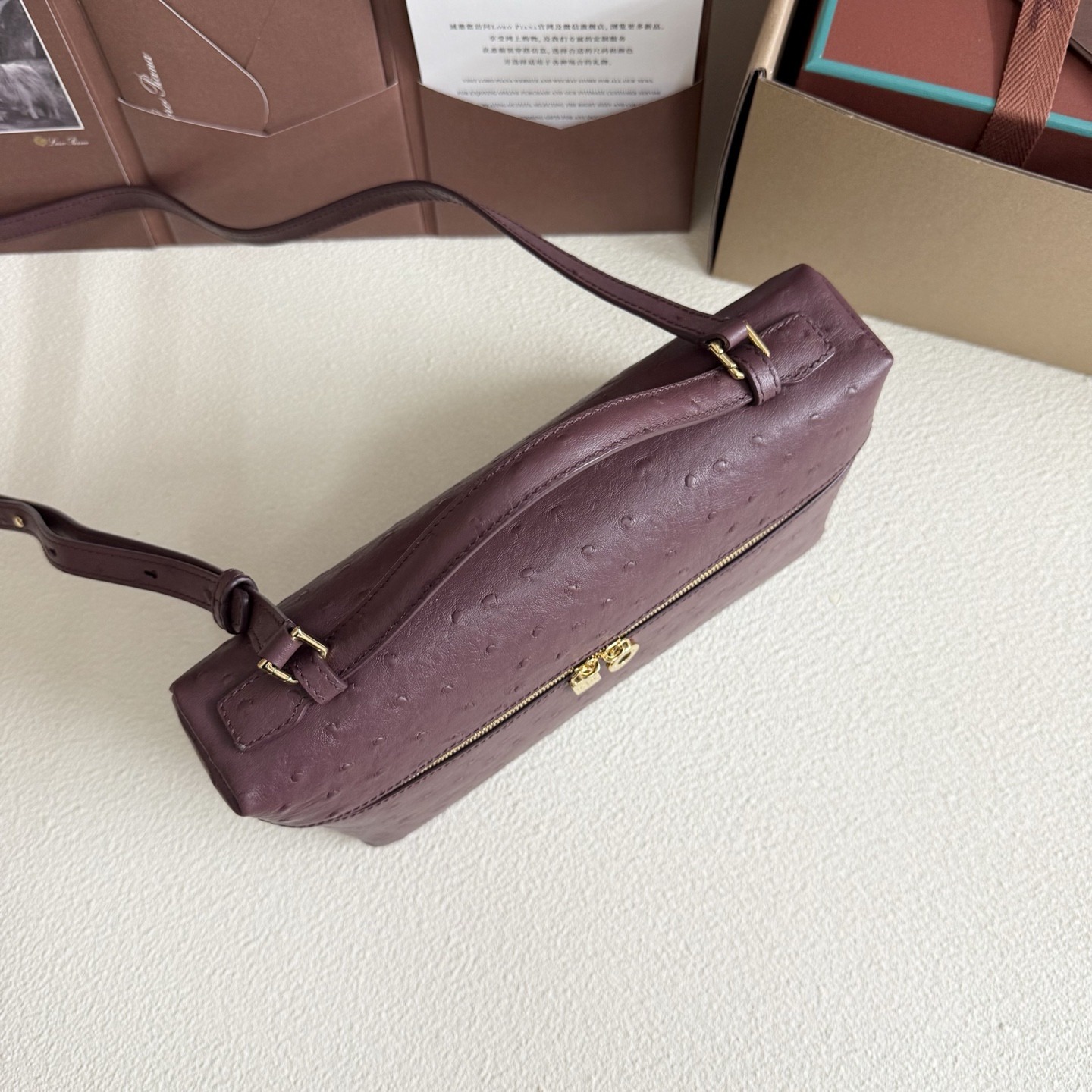 L**o p*ana extra pocket l27 ostrich-grained leather 16x27x10cm