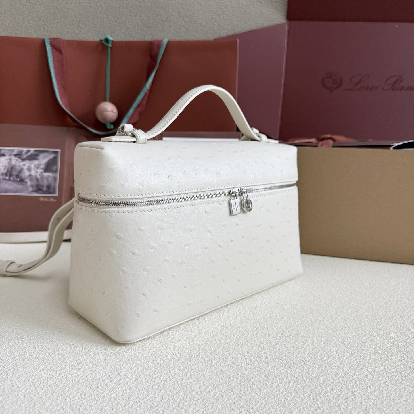 L**o p*ana extra pocket l27 ostrich-grained leather 16x27x10cm