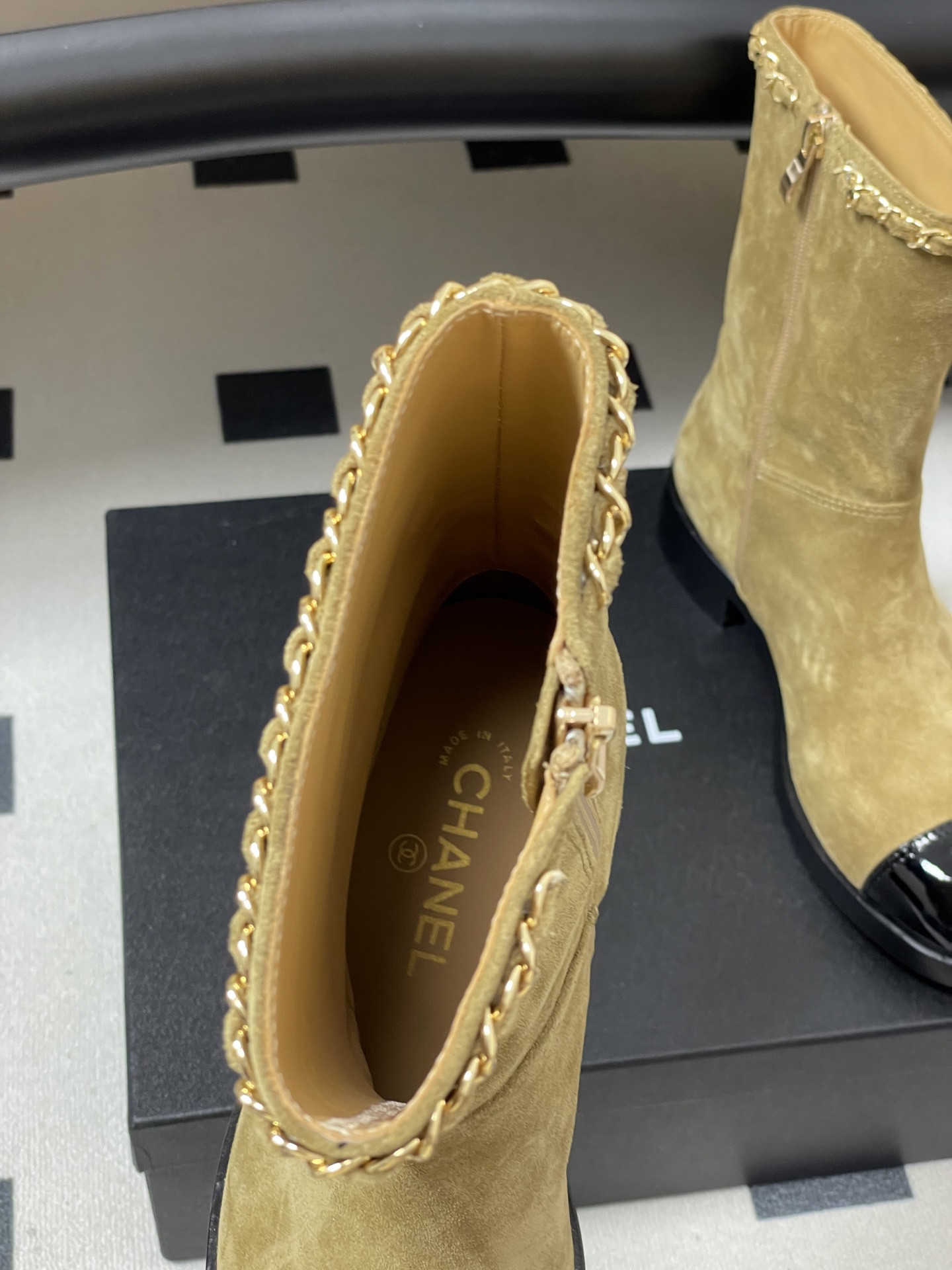 ua Ch*el boots