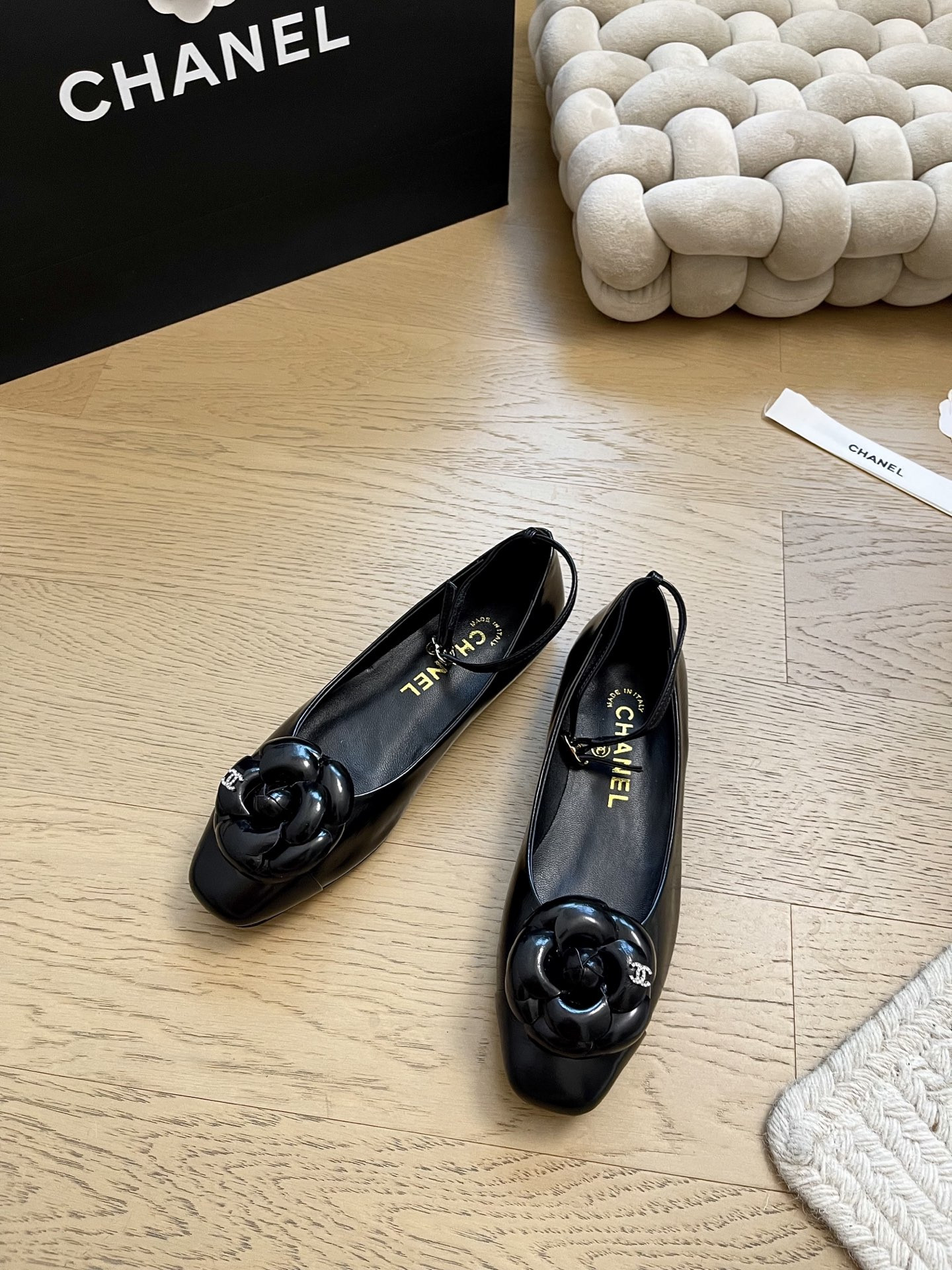 ua Ch*el ballet flats