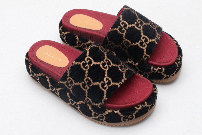 G*u*i slippers