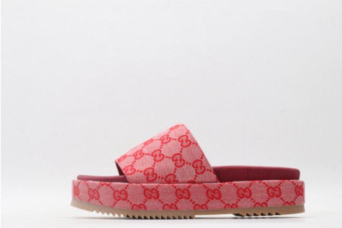 G*u*i slippers