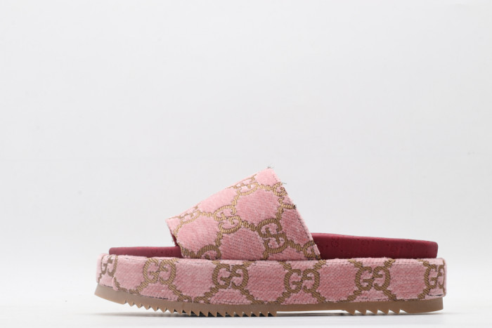 G*u*i slippers