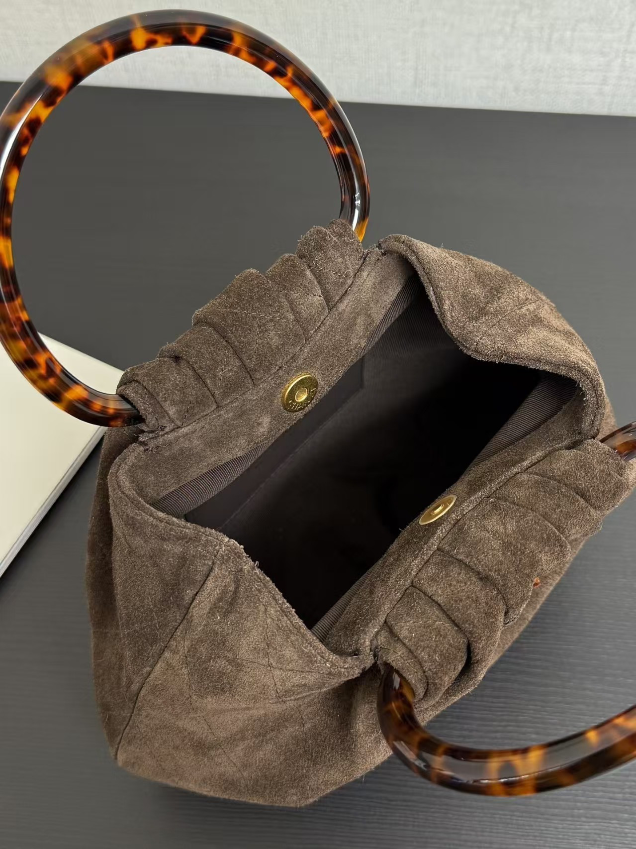 Ch**el pouch 16x26(included handle height)x4.5cm
