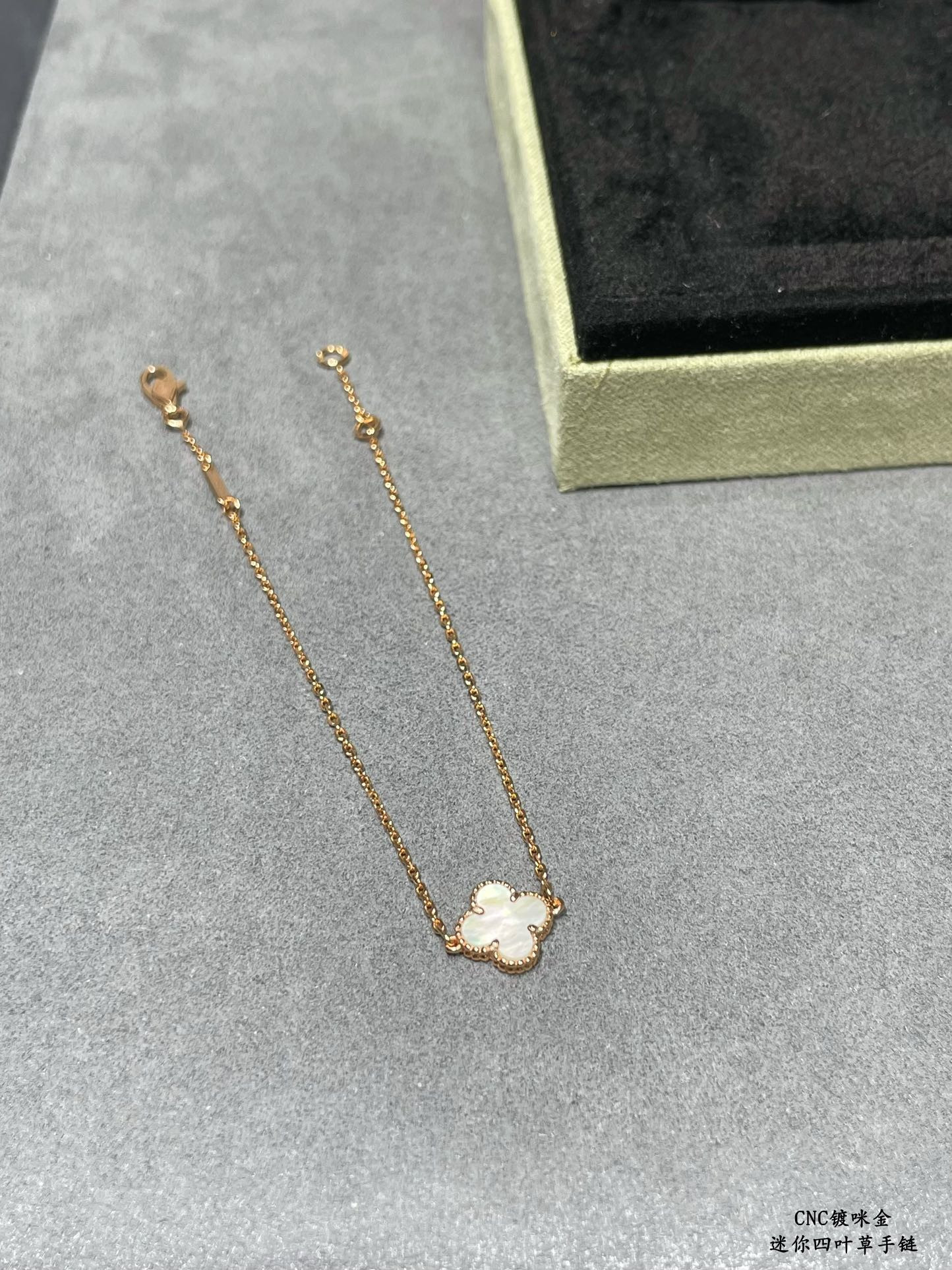 v*n cl**f & arpels mini preM1vm white fritillary four-leaf clover bracelet