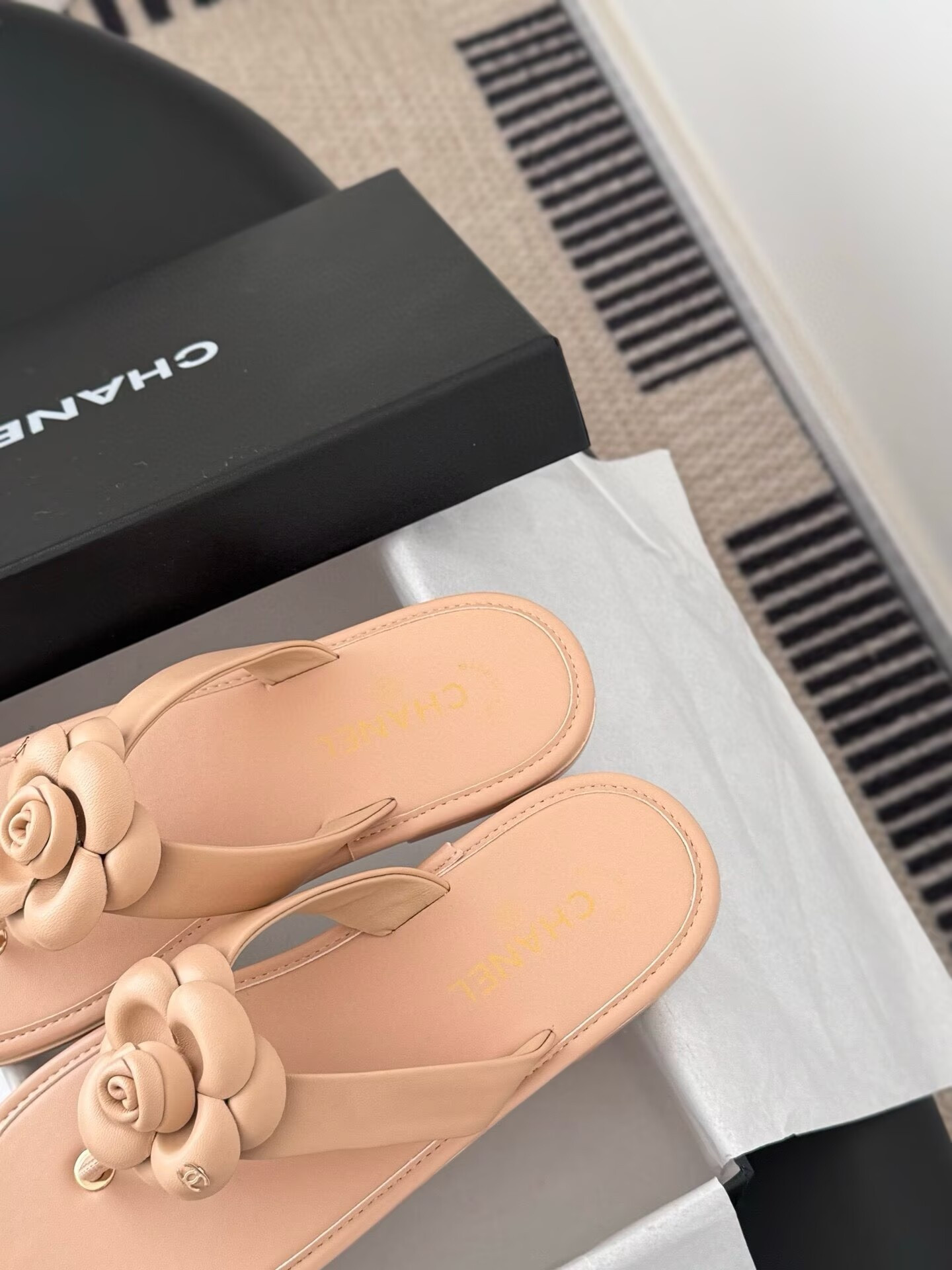 ua Ch**el thongs slides