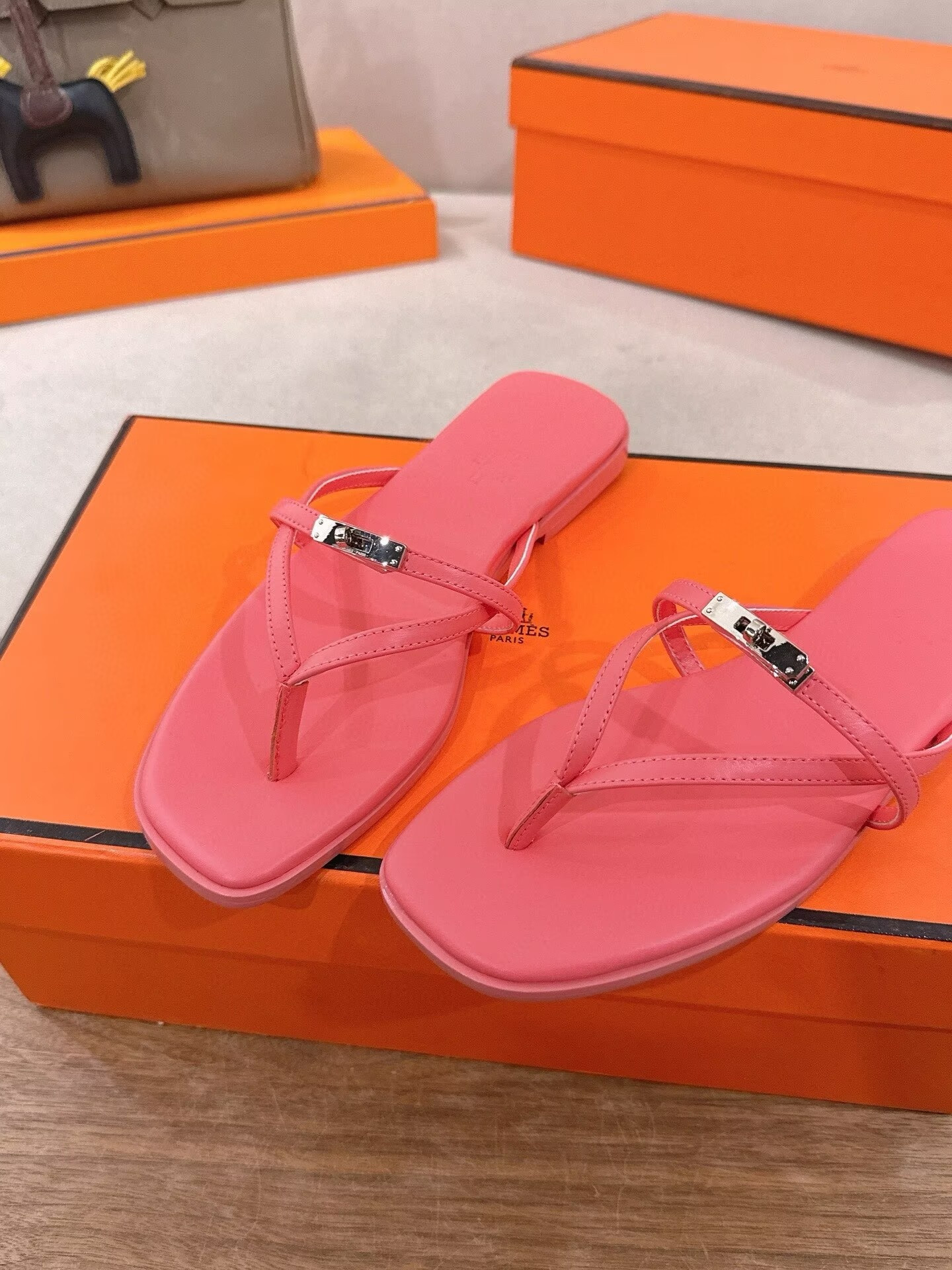 ua H**me5 miss sandals