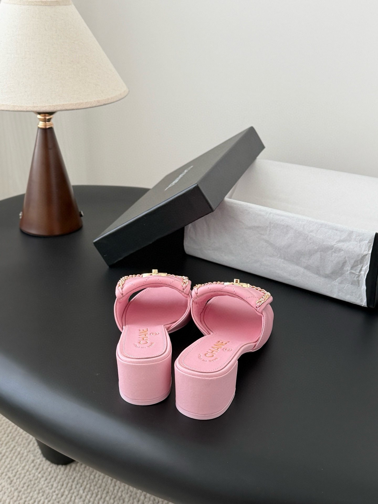 ua Ch**el slippers