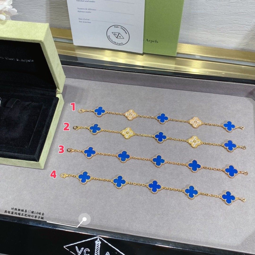 V*n Cl**f & Arpels Sapphire Blue Agate Five-Flower Four-Leaf Clover Bracelet