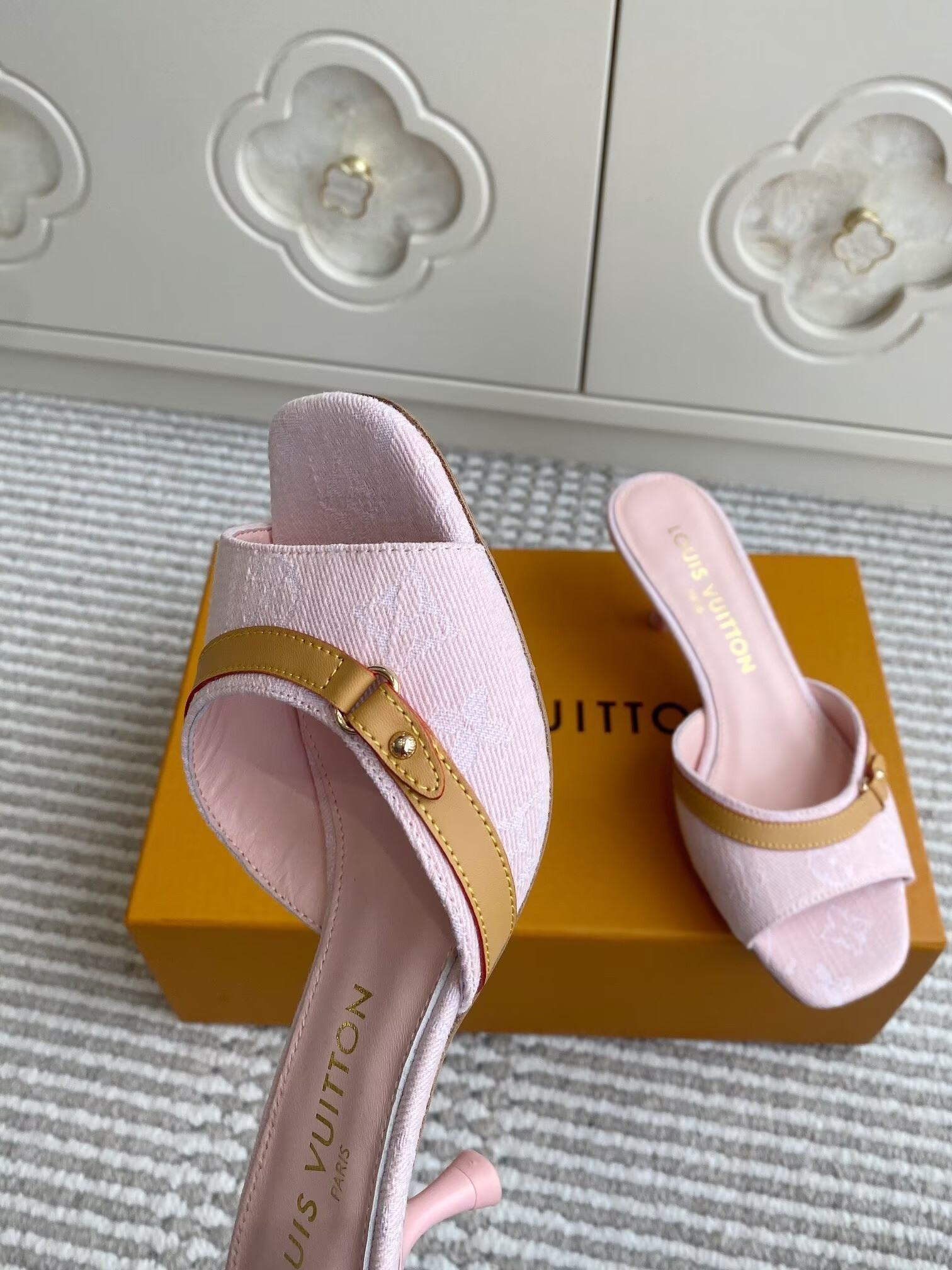UA LV 6AM Mule