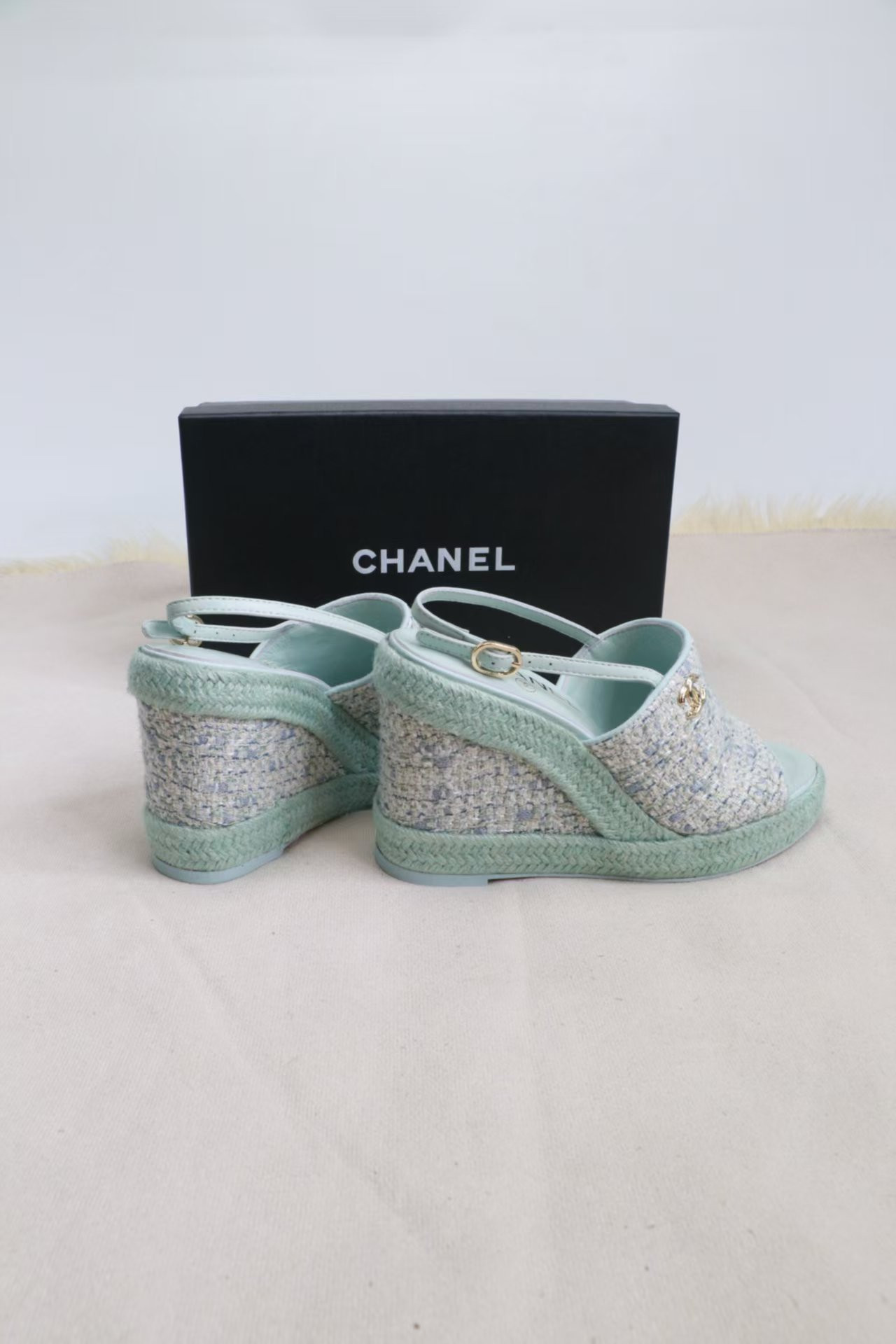 ua Ch**el sandals
