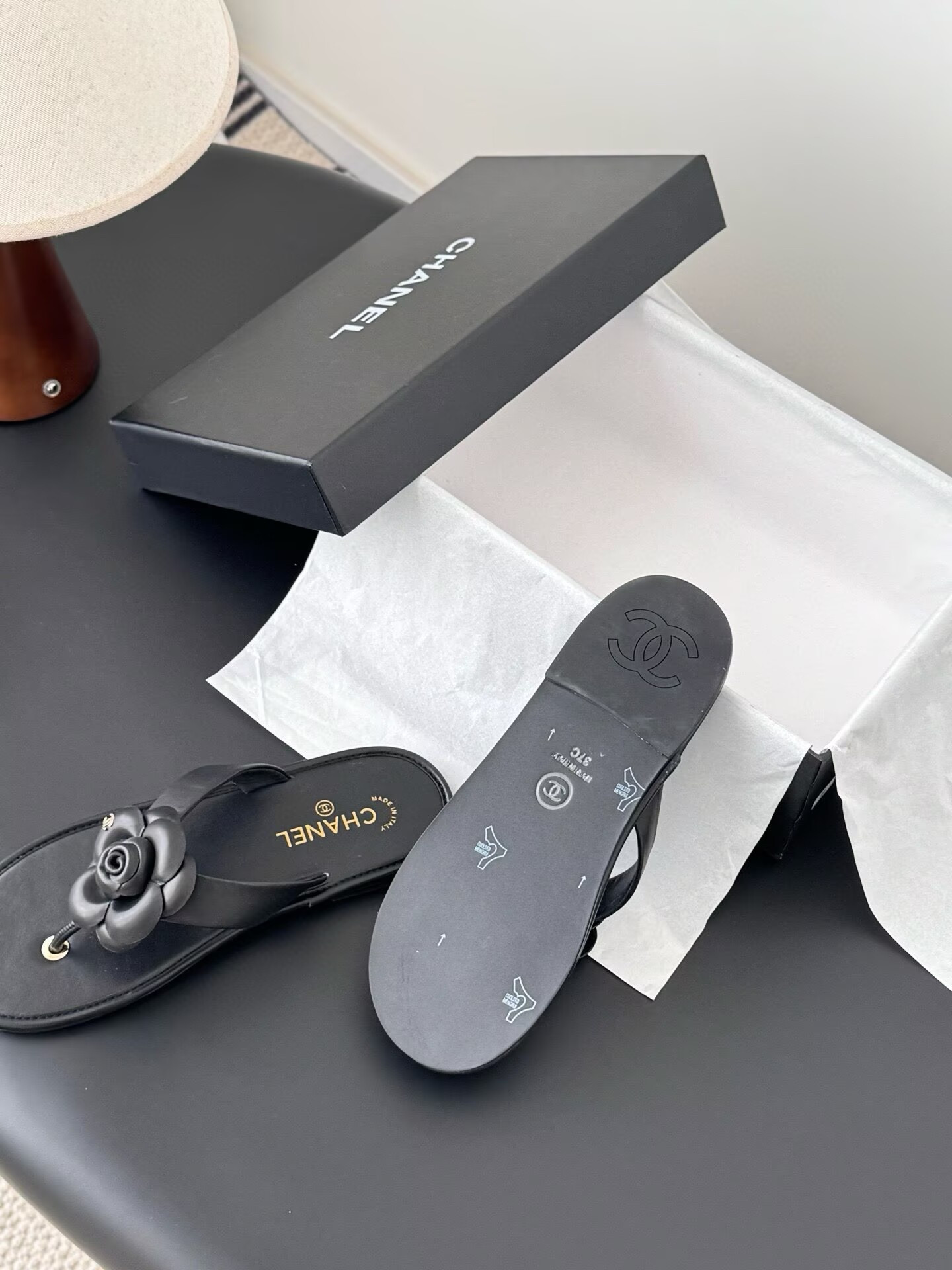 ua Ch**el thongs slides