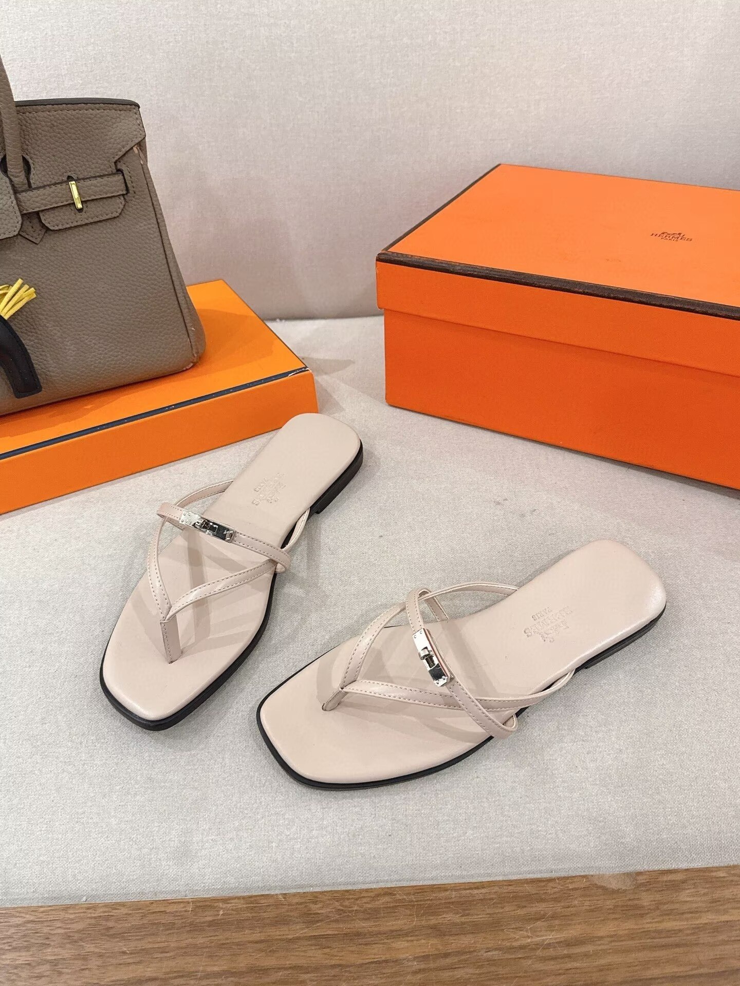 ua H**me5 miss sandals