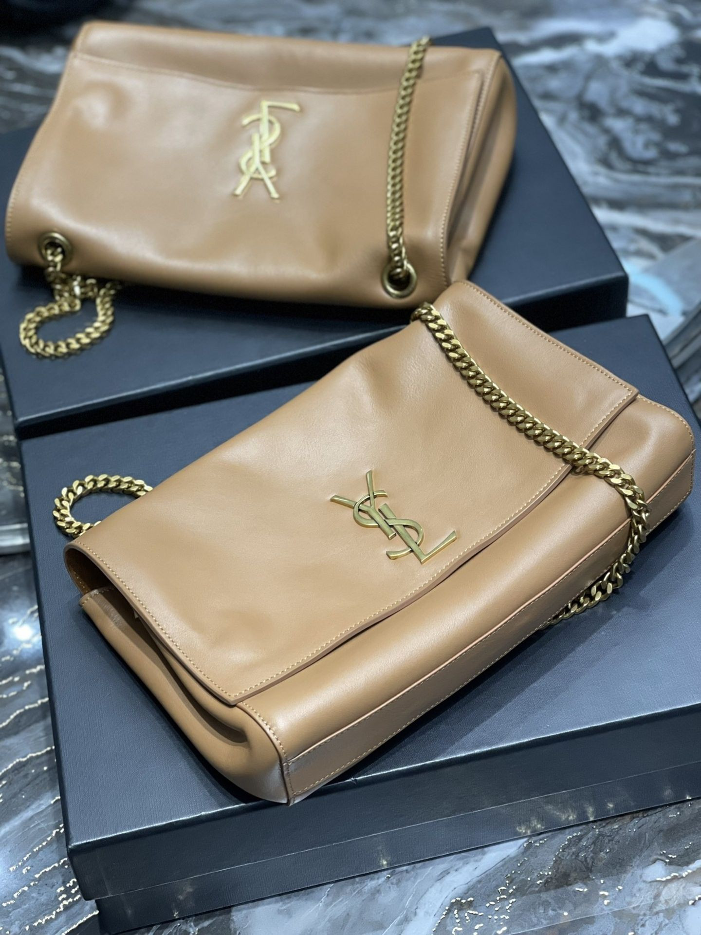 Y51 Kate Reversible Suede and Leather Shoulder Bag 28.5x20x6cm