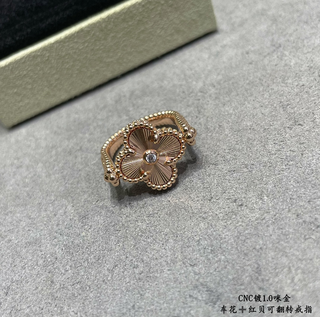 V*n Cl**f & Arpels Flippable four-leaf clover Ring