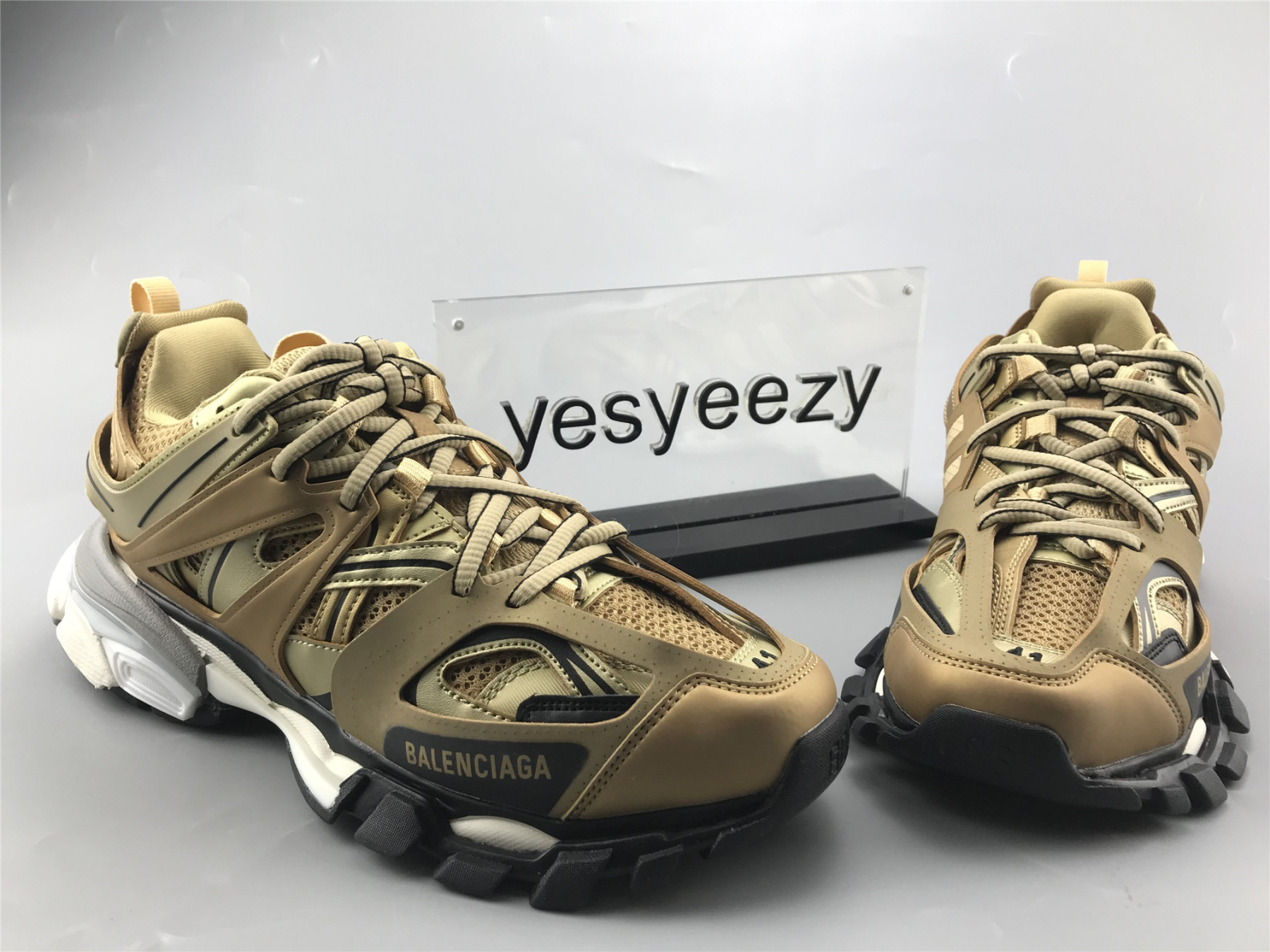 UA WMNS TRACK TRAINER GOLD