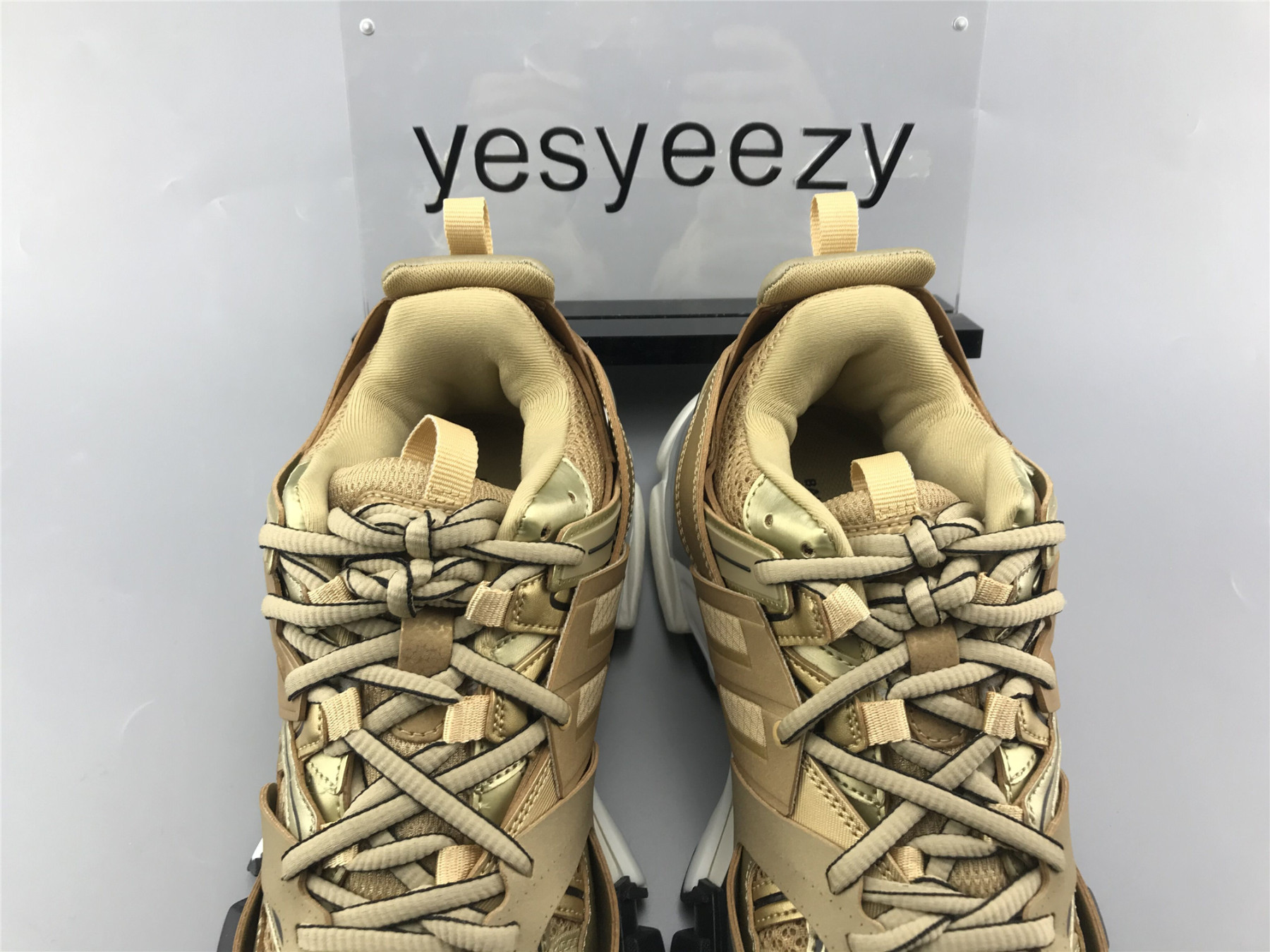 UA WMNS TRACK TRAINER GOLD