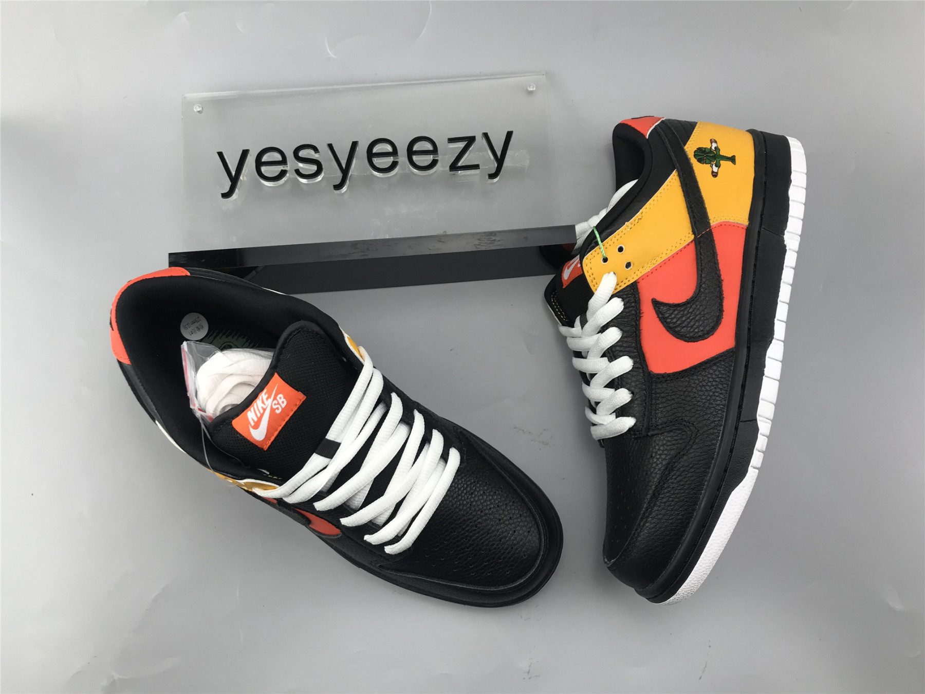 UA NIKE DUNK LOW PRO SB "RAYGUN"