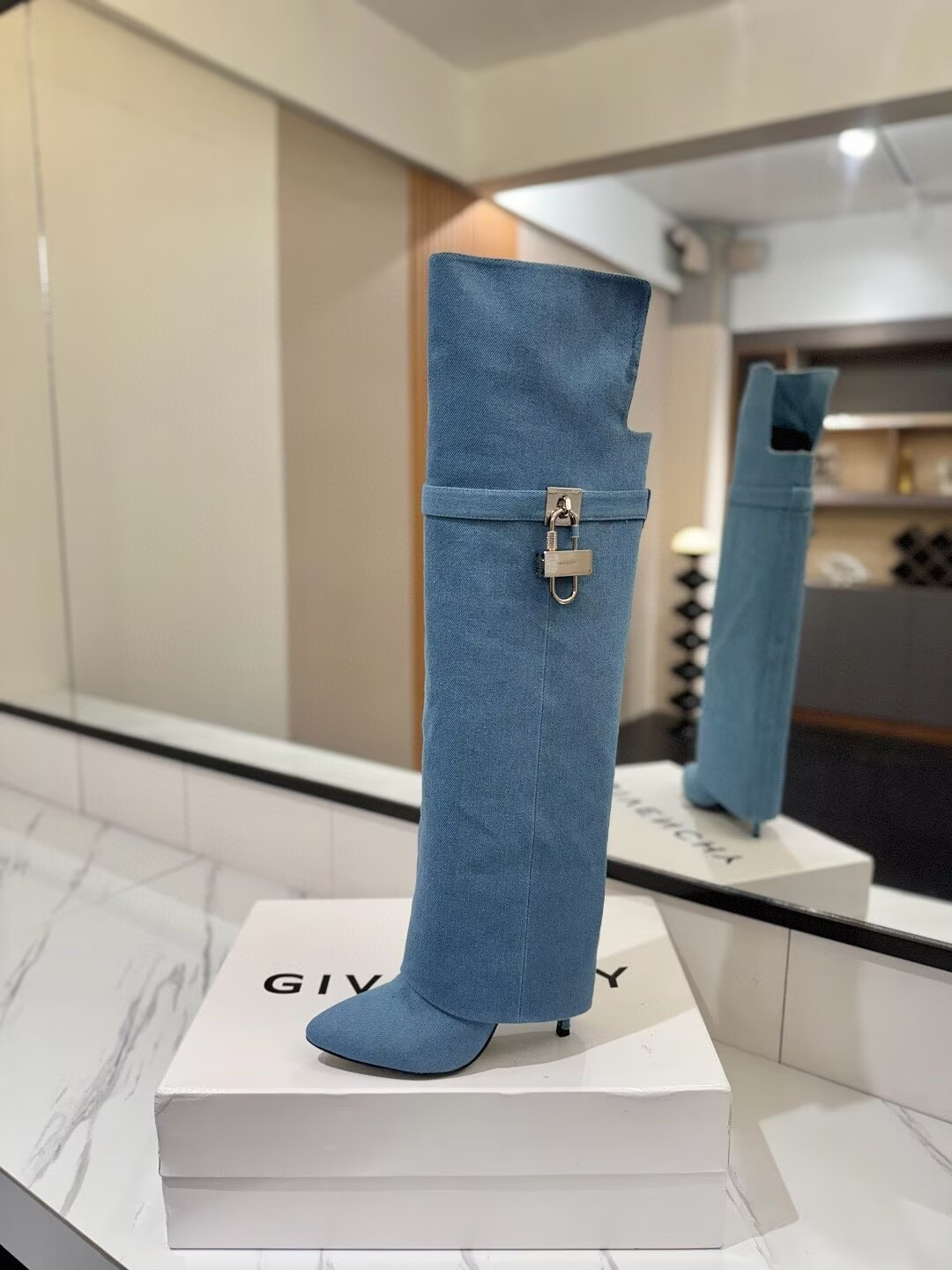 ua G1uenchy shark lock boots