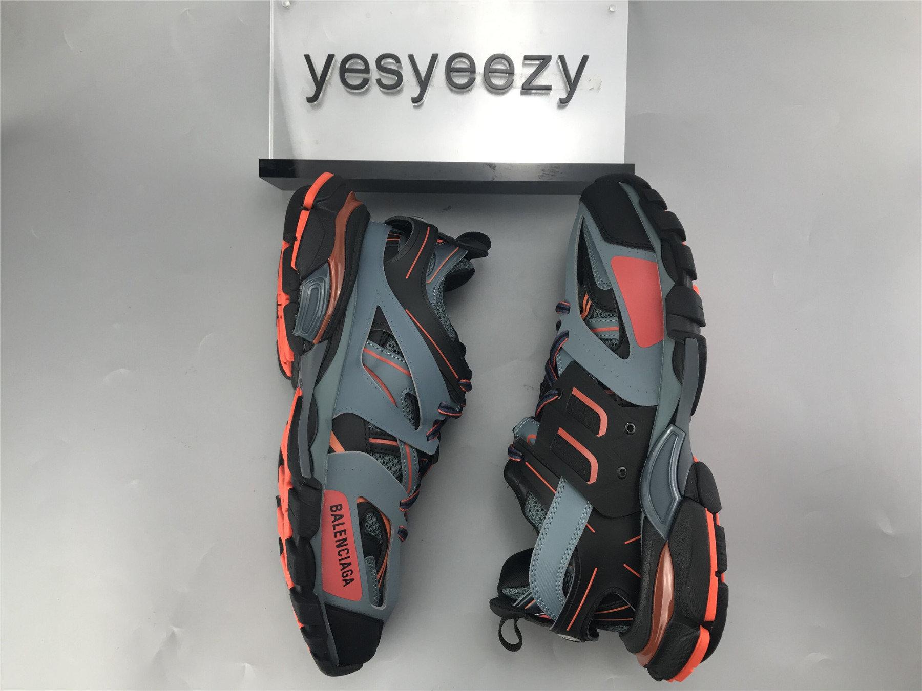UA TRACK TRAINER BLACK BLUE GREY ORANGE