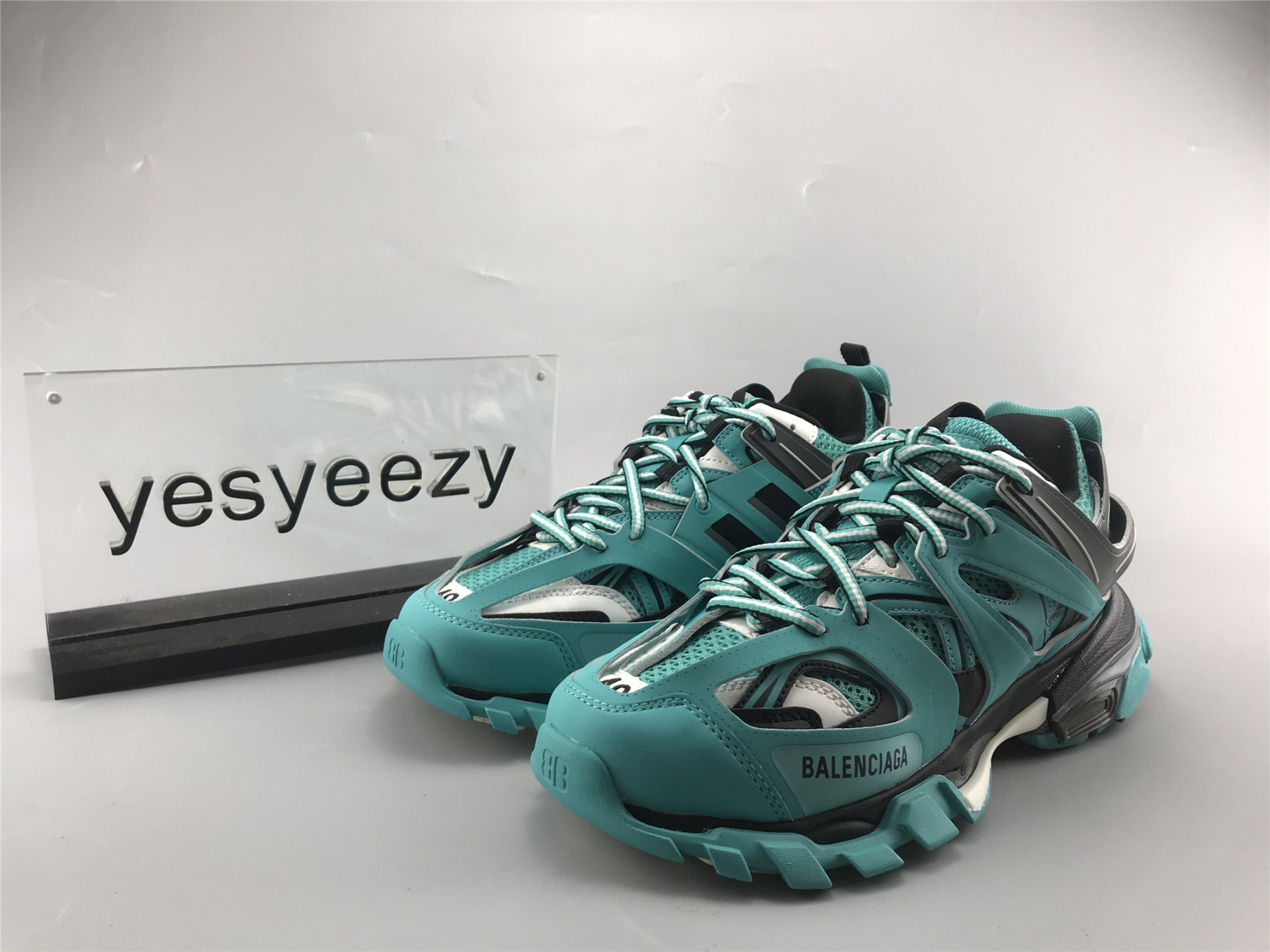 UA TRACK TRAINER EMERALD BLUE