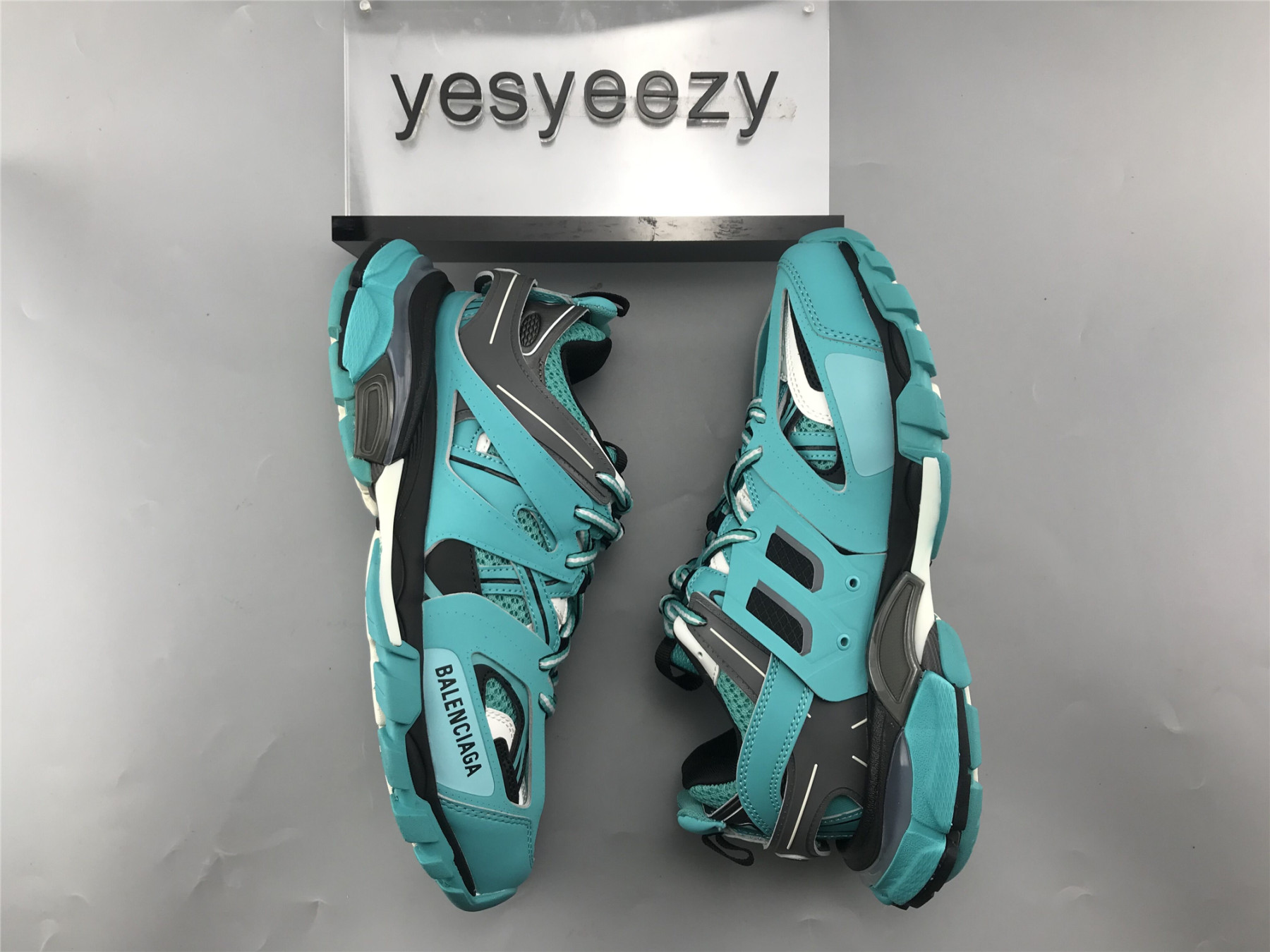 UA TRACK TRAINER EMERALD BLUE