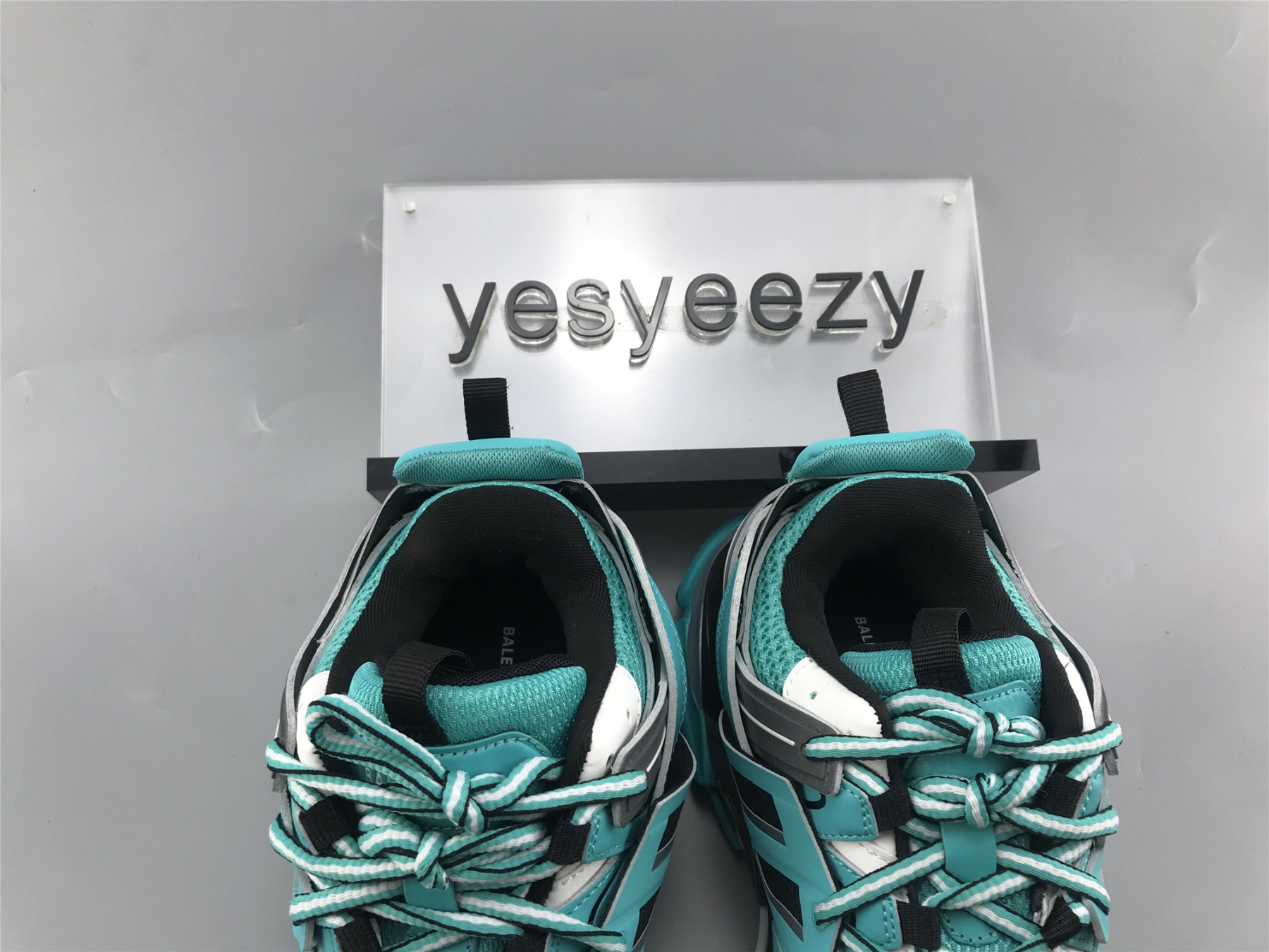 UA TRACK TRAINER EMERALD BLUE
