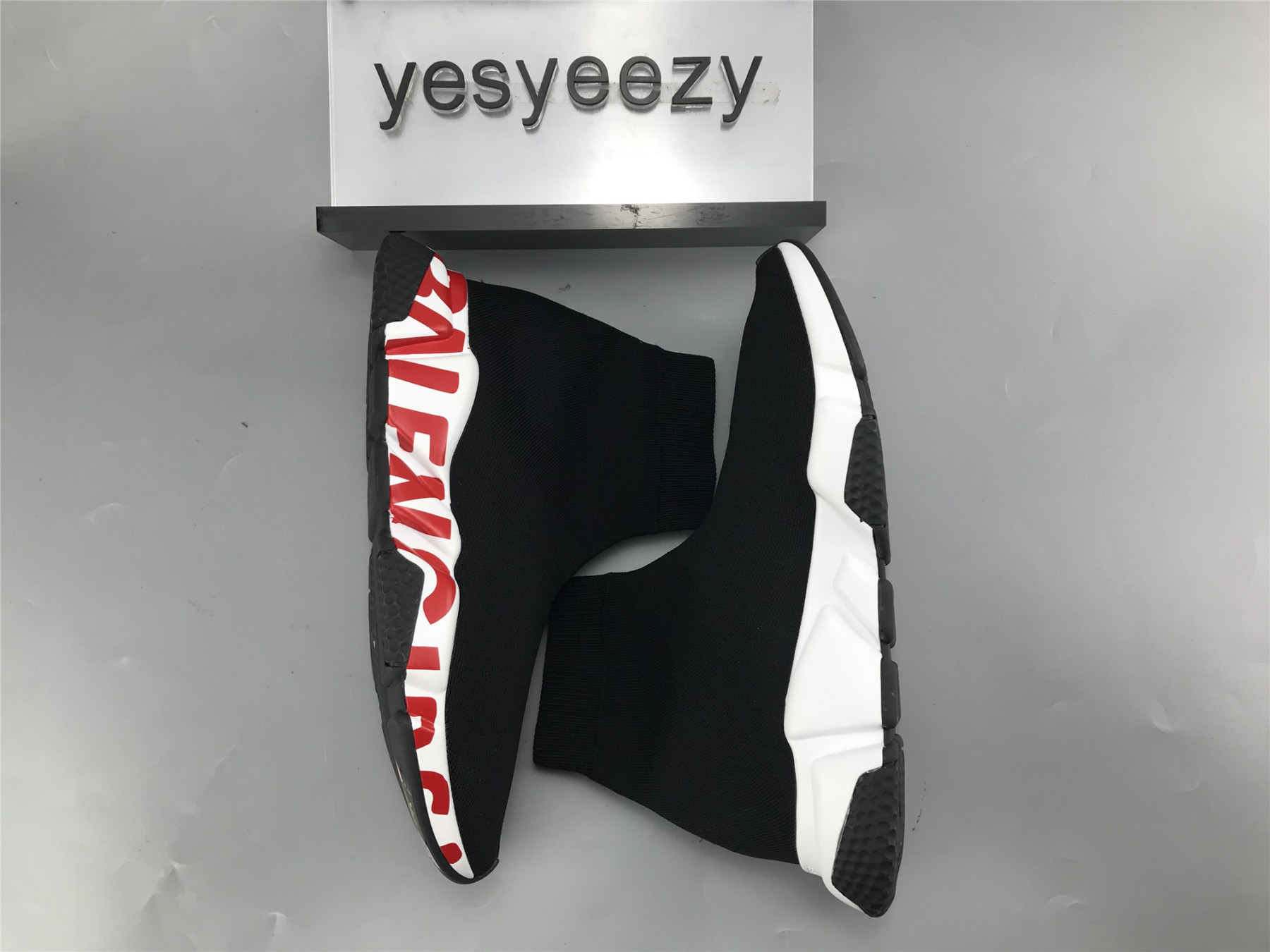 UA GRAFFITI SPEED TRAINER RED SOLE