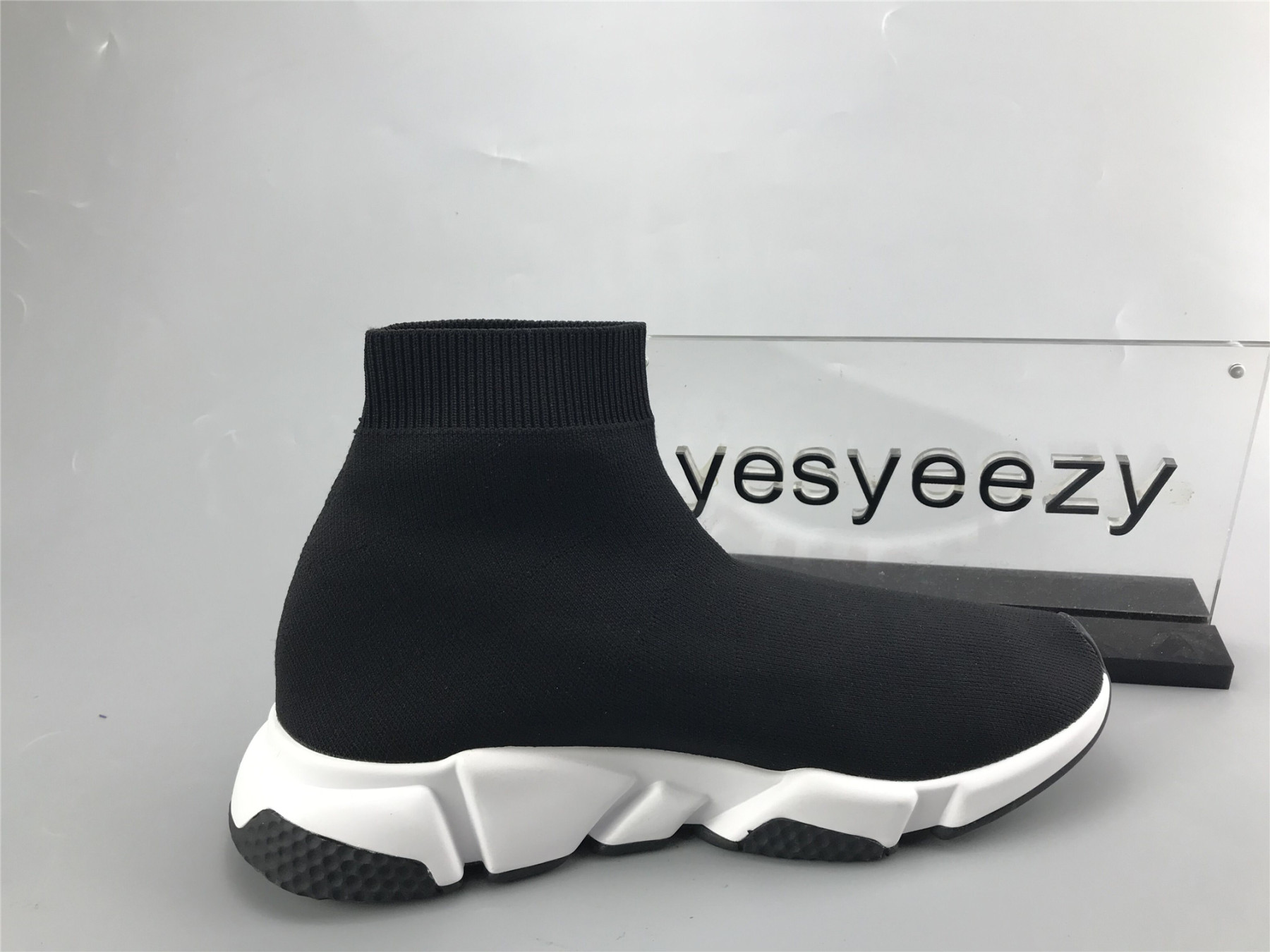 UA GRAFFITI SPEED TRAINER RED SOLE