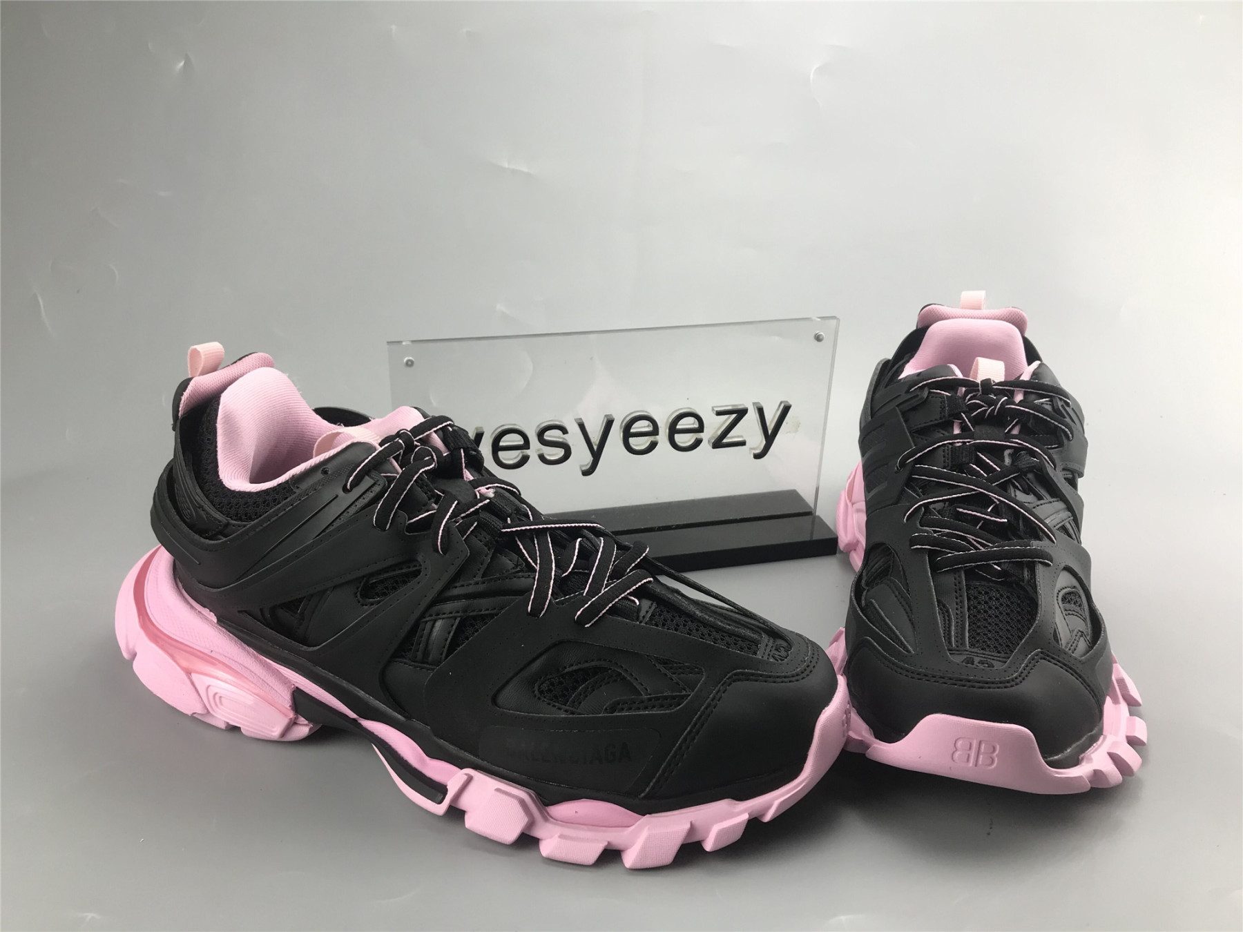 UA TRACK TRAINER BLACK PINK