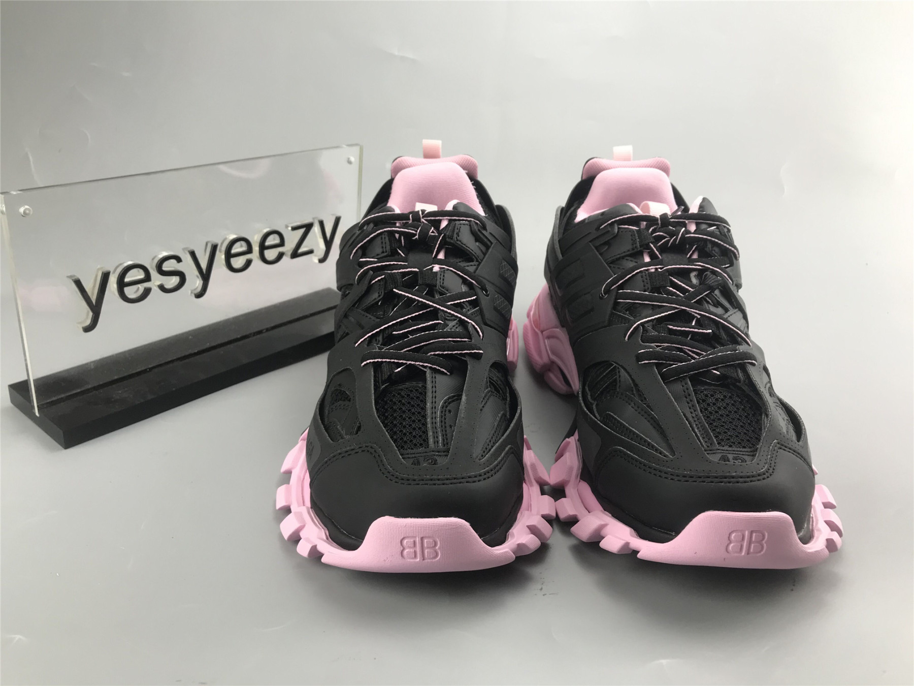 UA TRACK TRAINER BLACK PINK