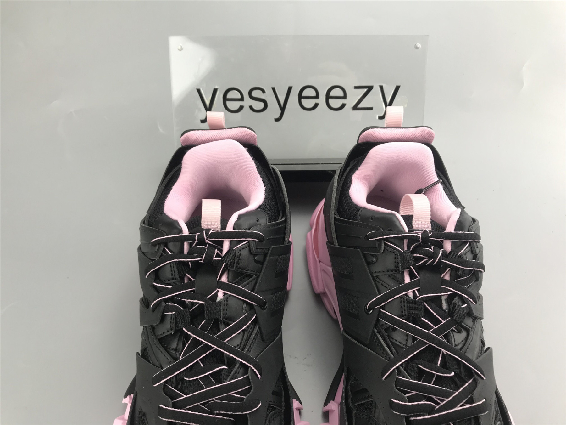 UA TRACK TRAINER BLACK PINK
