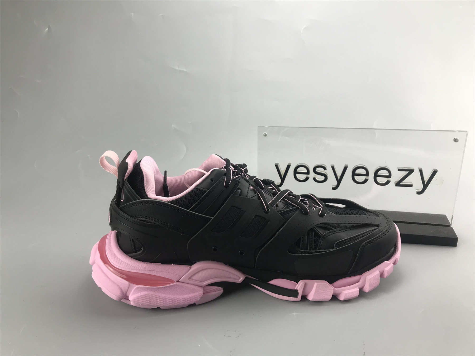 UA TRACK TRAINER BLACK PINK