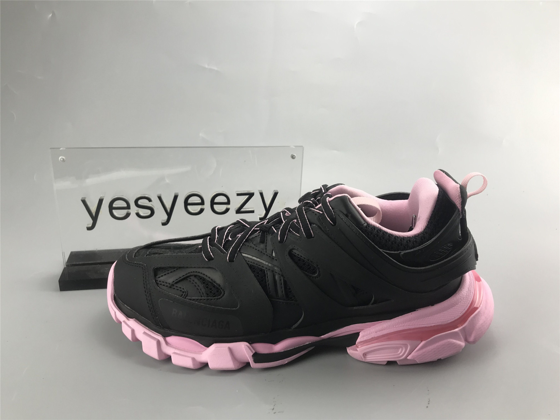 UA TRACK TRAINER BLACK PINK