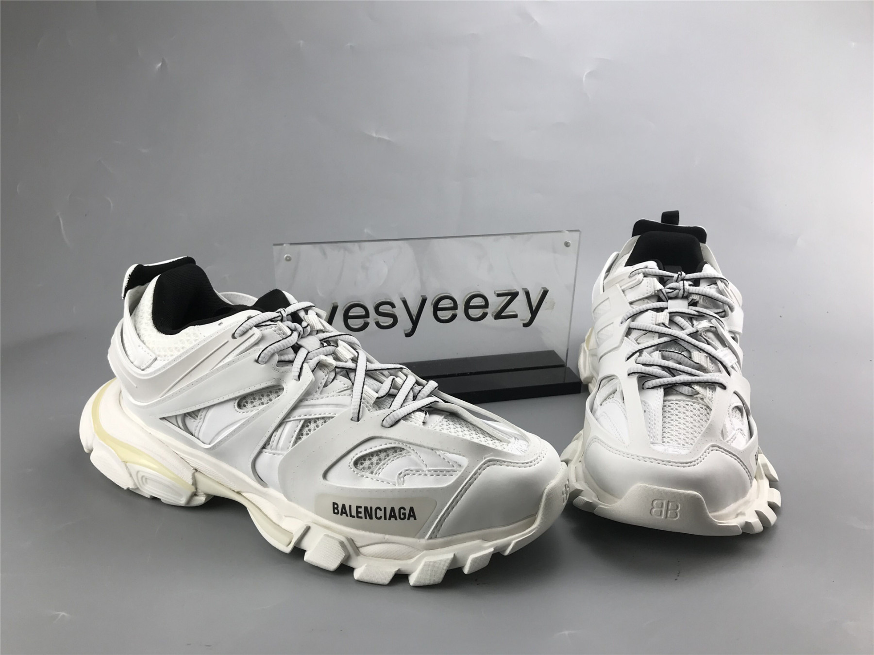 UA TRACK TRAINER WHITE BLACK