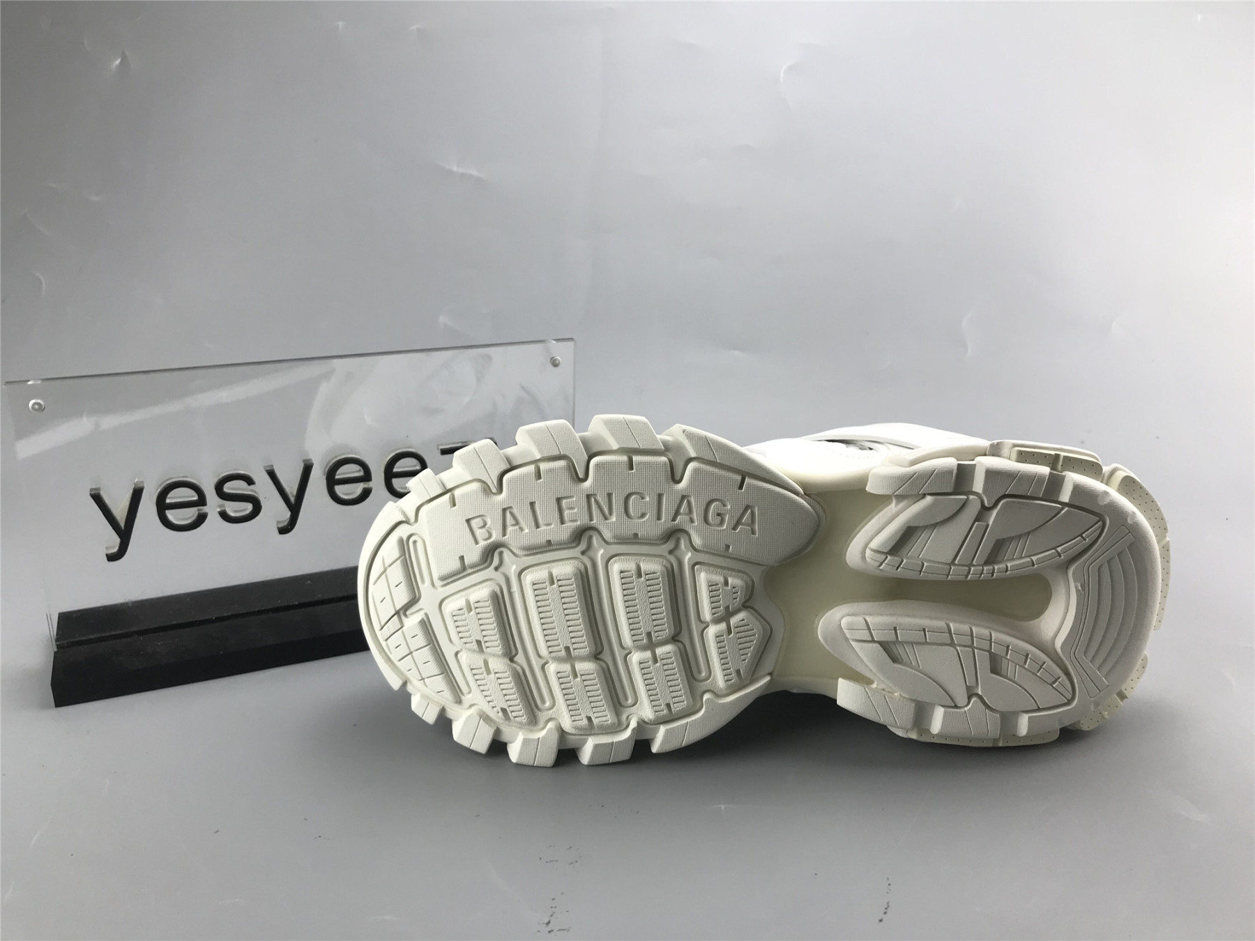 UA TRACK TRAINER WHITE BLACK