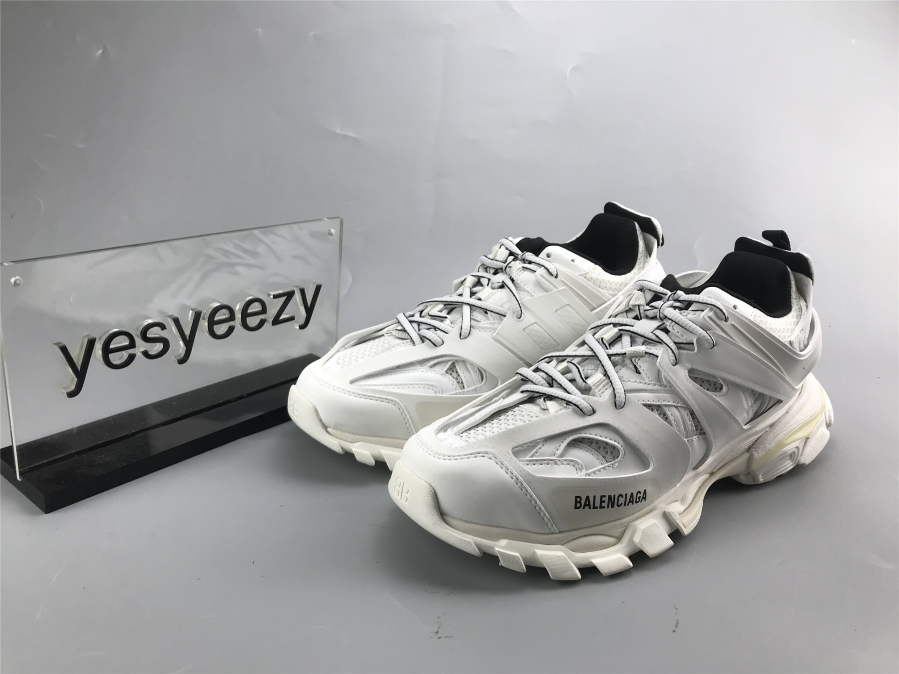 UA TRACK TRAINER WHITE BLACK