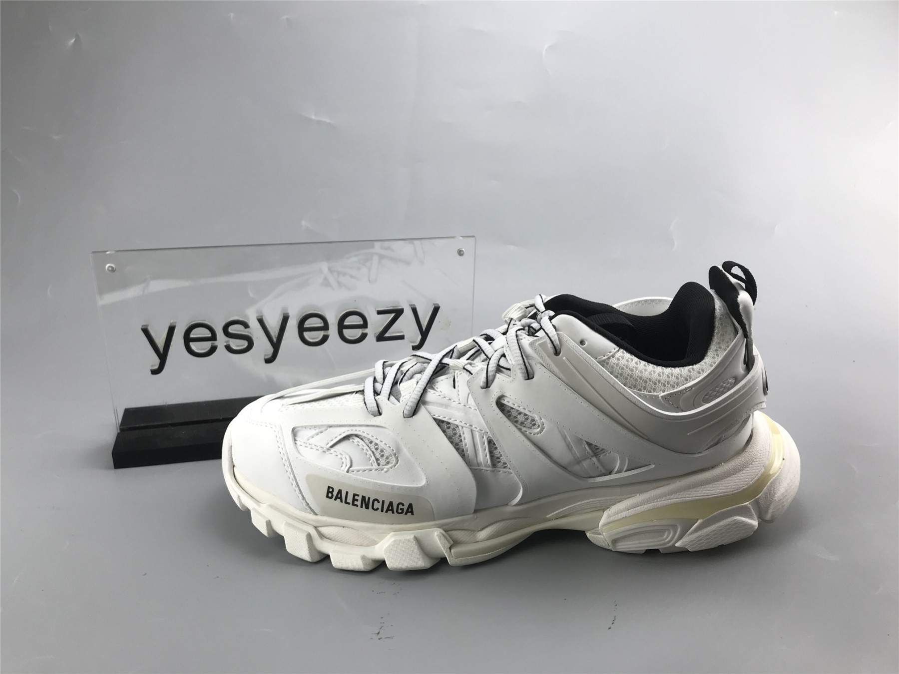 UA TRACK TRAINER WHITE BLACK
