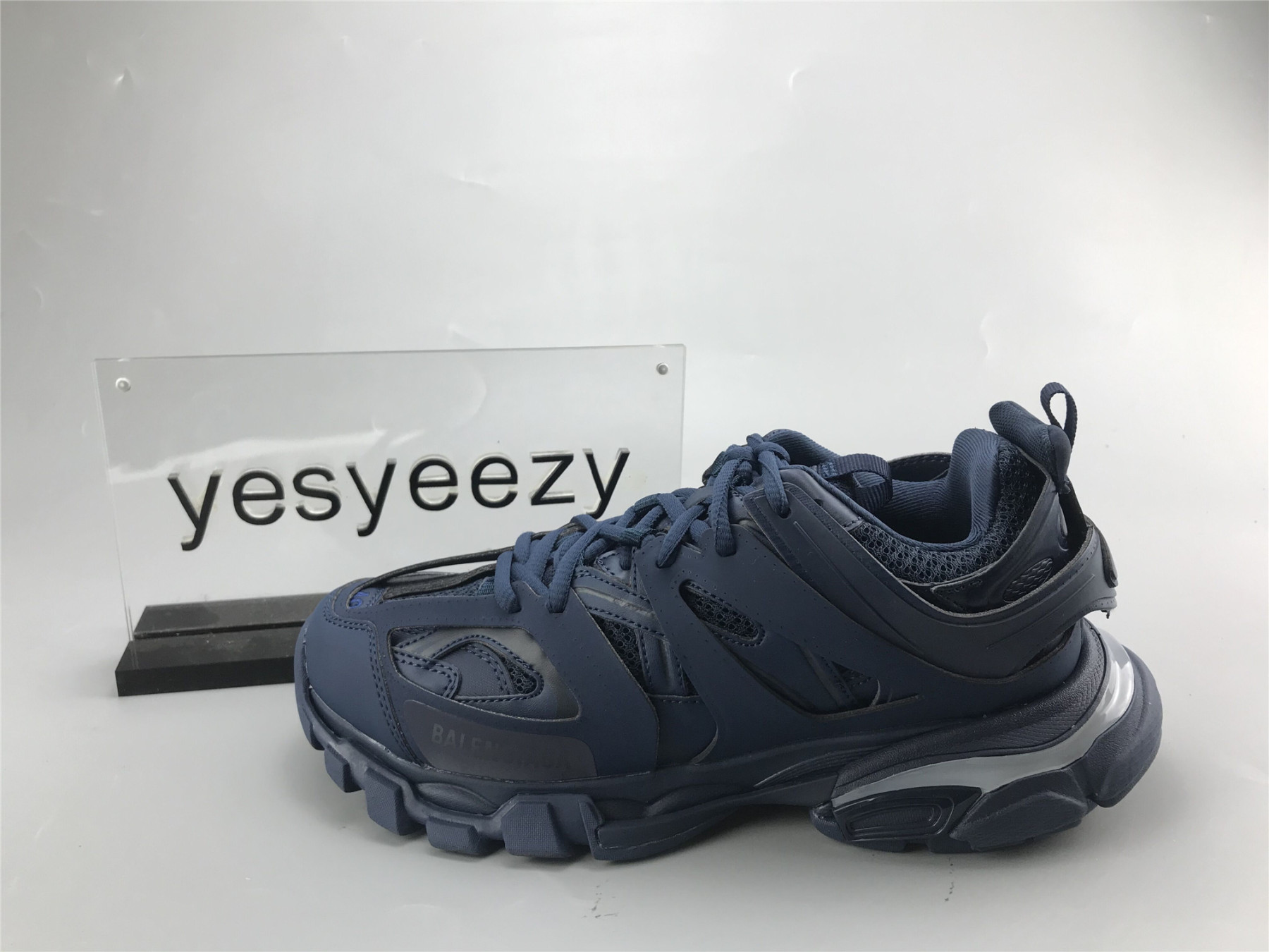 UA TRACK TRAINER DARK NAVY WITH LED LIGHTS