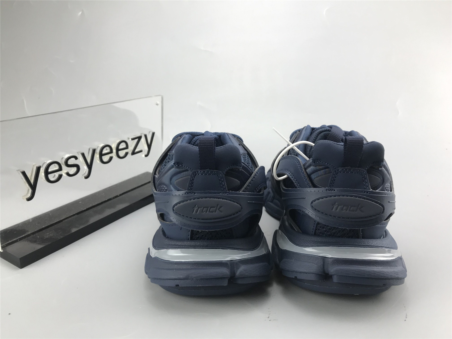 UA TRACK TRAINER DARK NAVY WITH LED LIGHTS