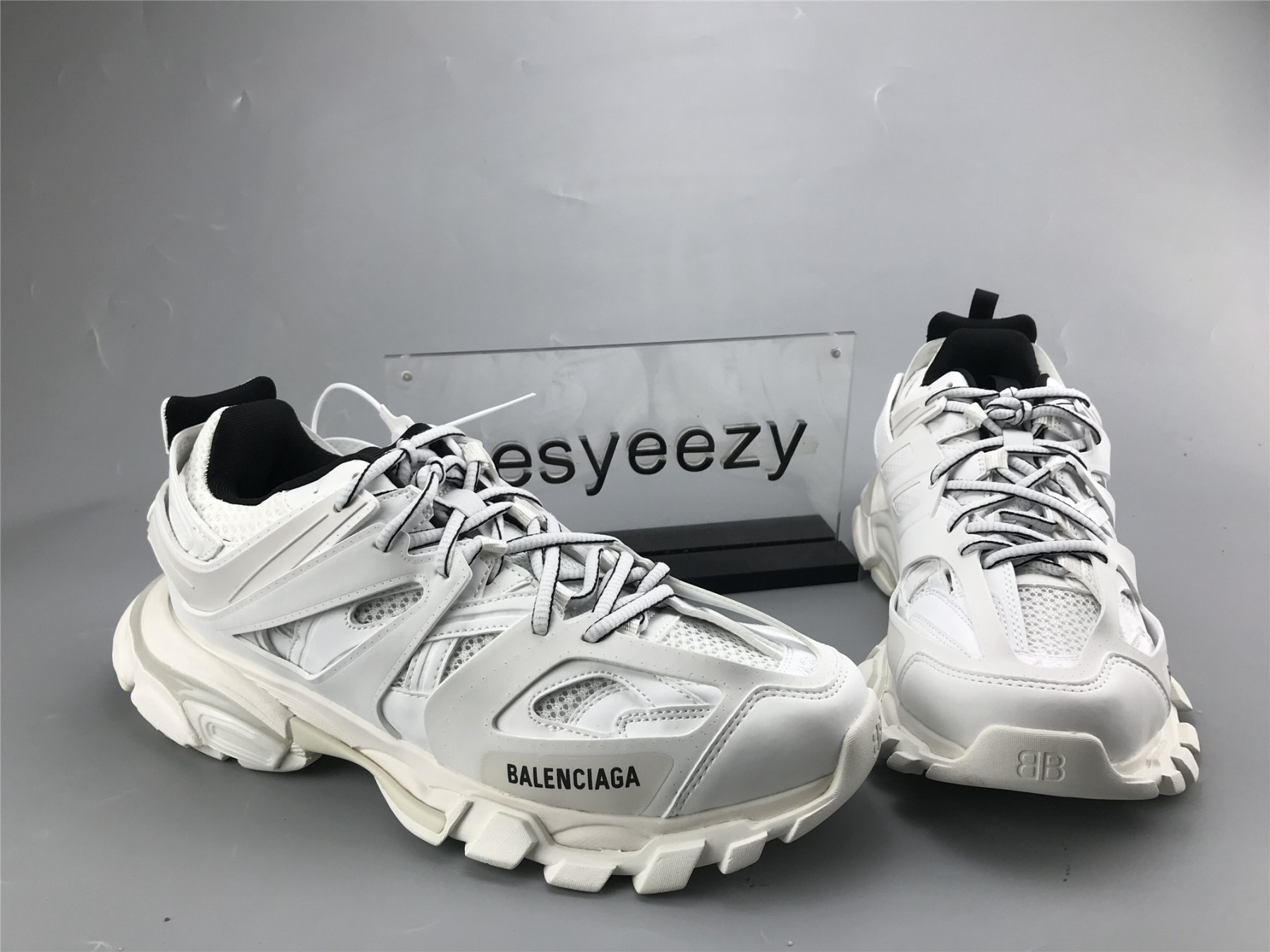 UA TRACK TRAINER WHITE BLACK WITH LED LIGHTS