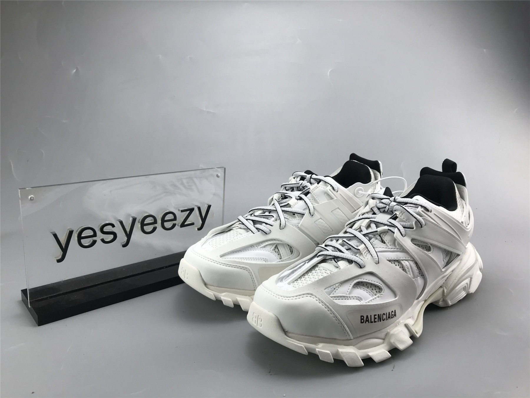 UA TRACK TRAINER WHITE BLACK WITH LED LIGHTS