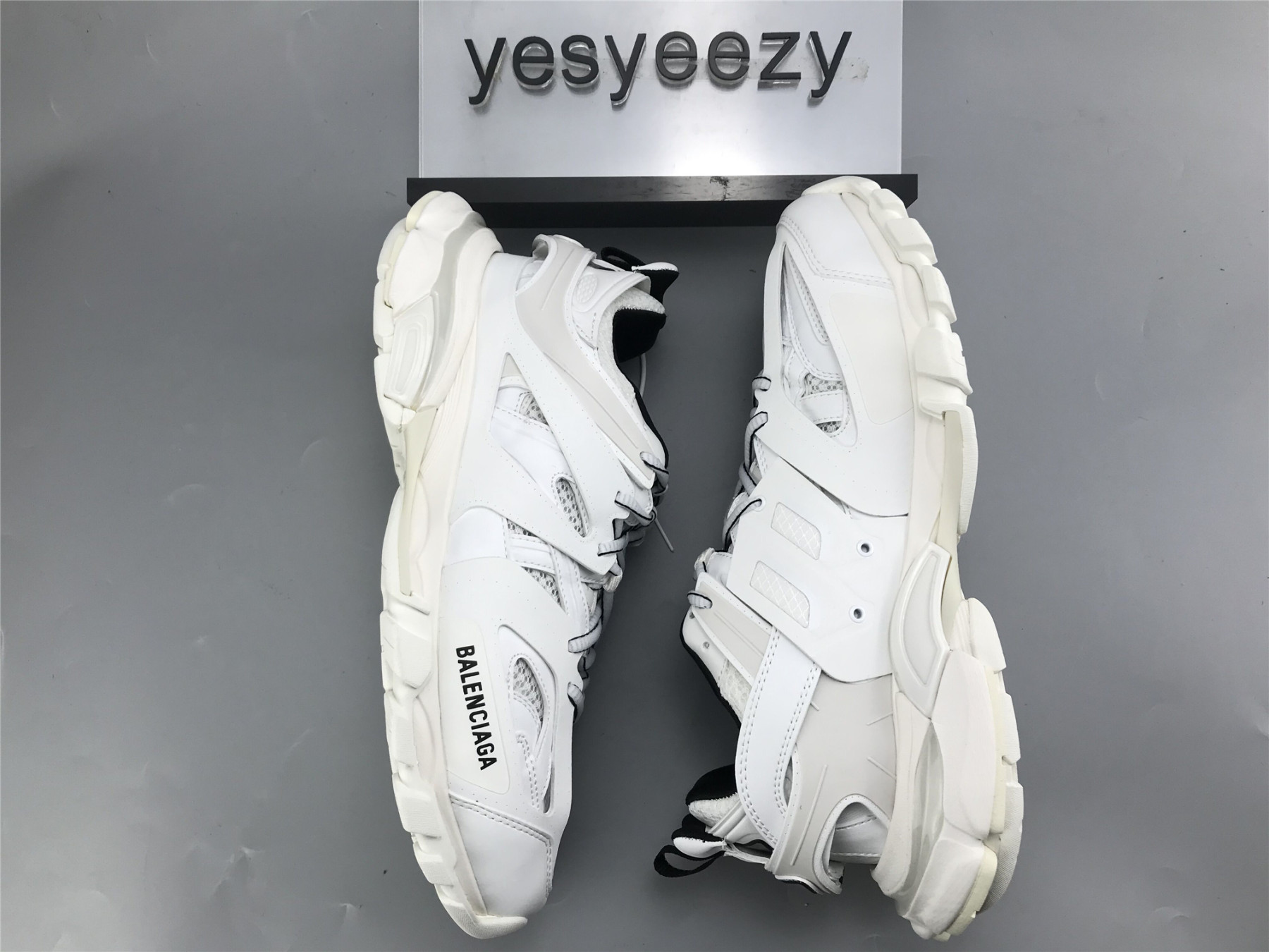 UA TRACK TRAINER WHITE BLACK WITH LED LIGHTS
