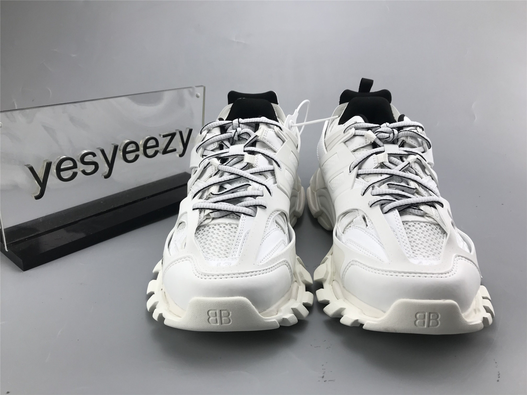 UA TRACK TRAINER WHITE BLACK WITH LED LIGHTS