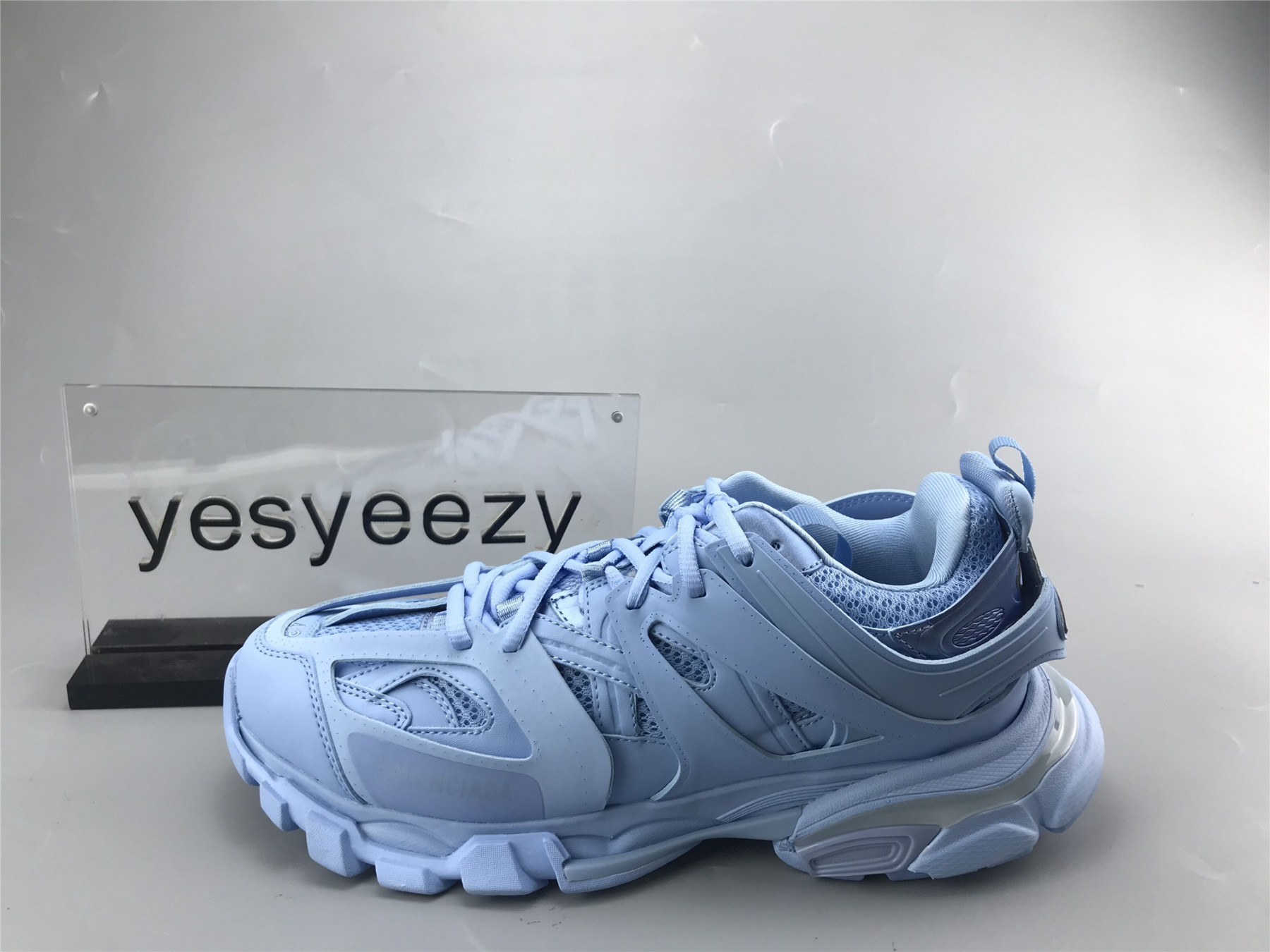 UA TRACK TRAINER LIGHT BLUE WITH LED LIGHTS