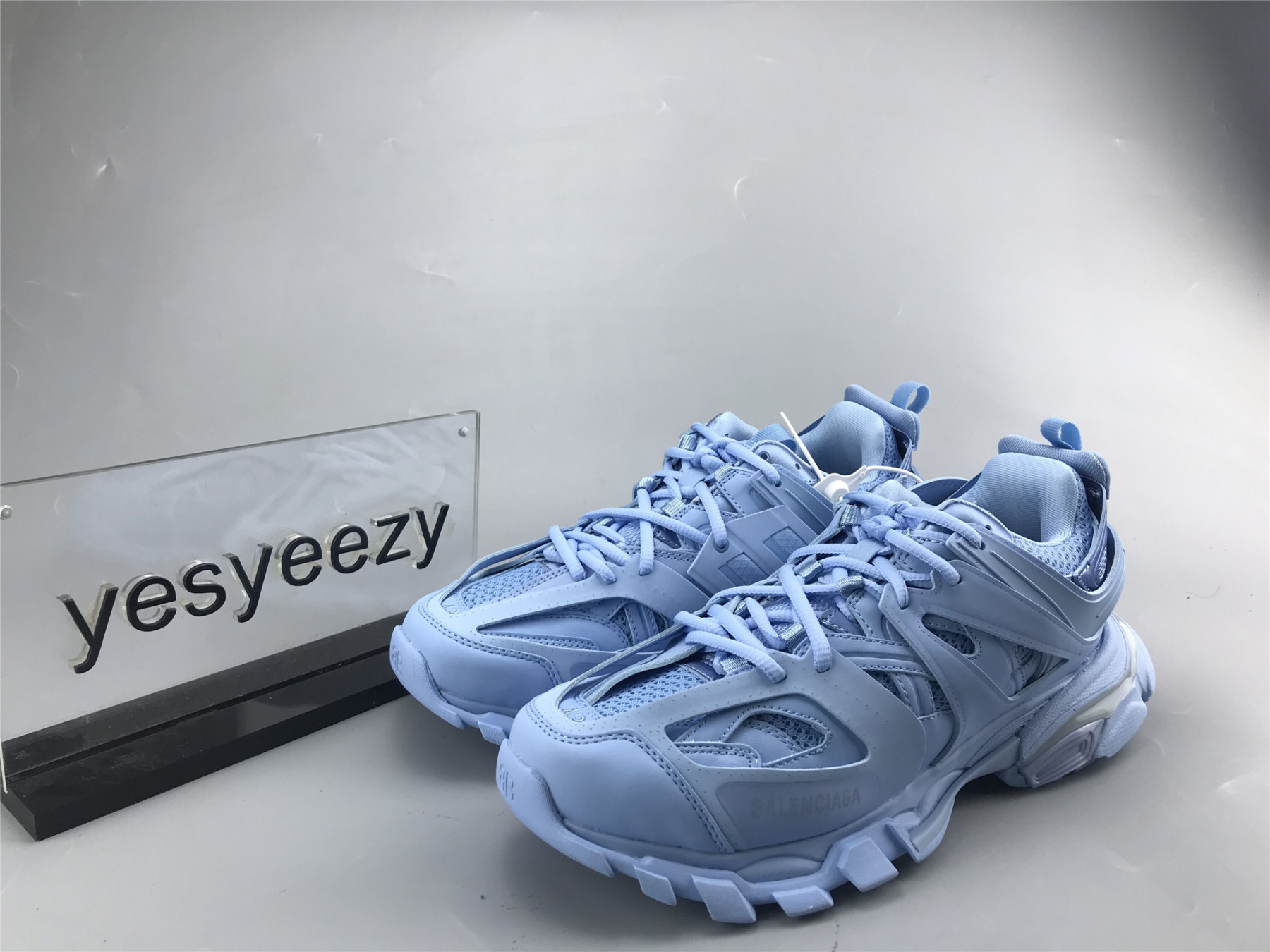 UA TRACK TRAINER LIGHT BLUE WITH LED LIGHTS